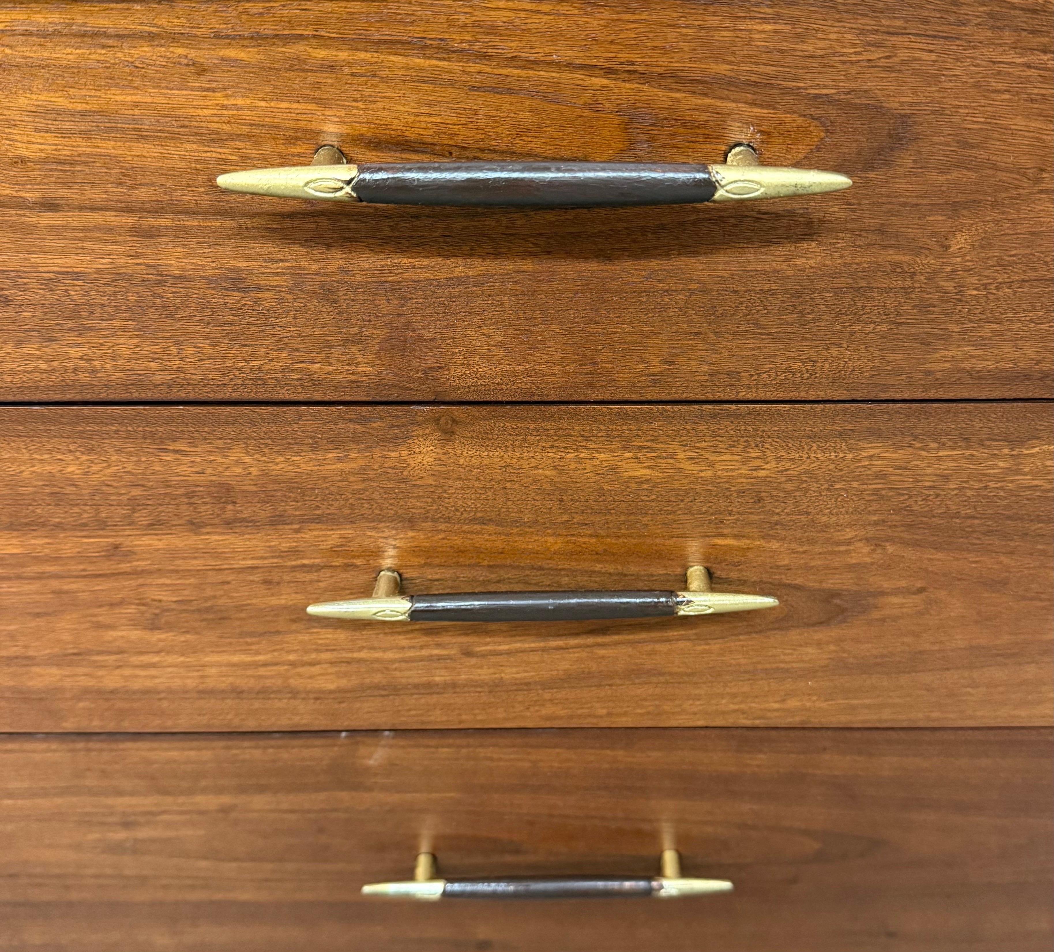 Mid-Century Modern Broyhill Saga Walnuss Kommode im Angebot 3