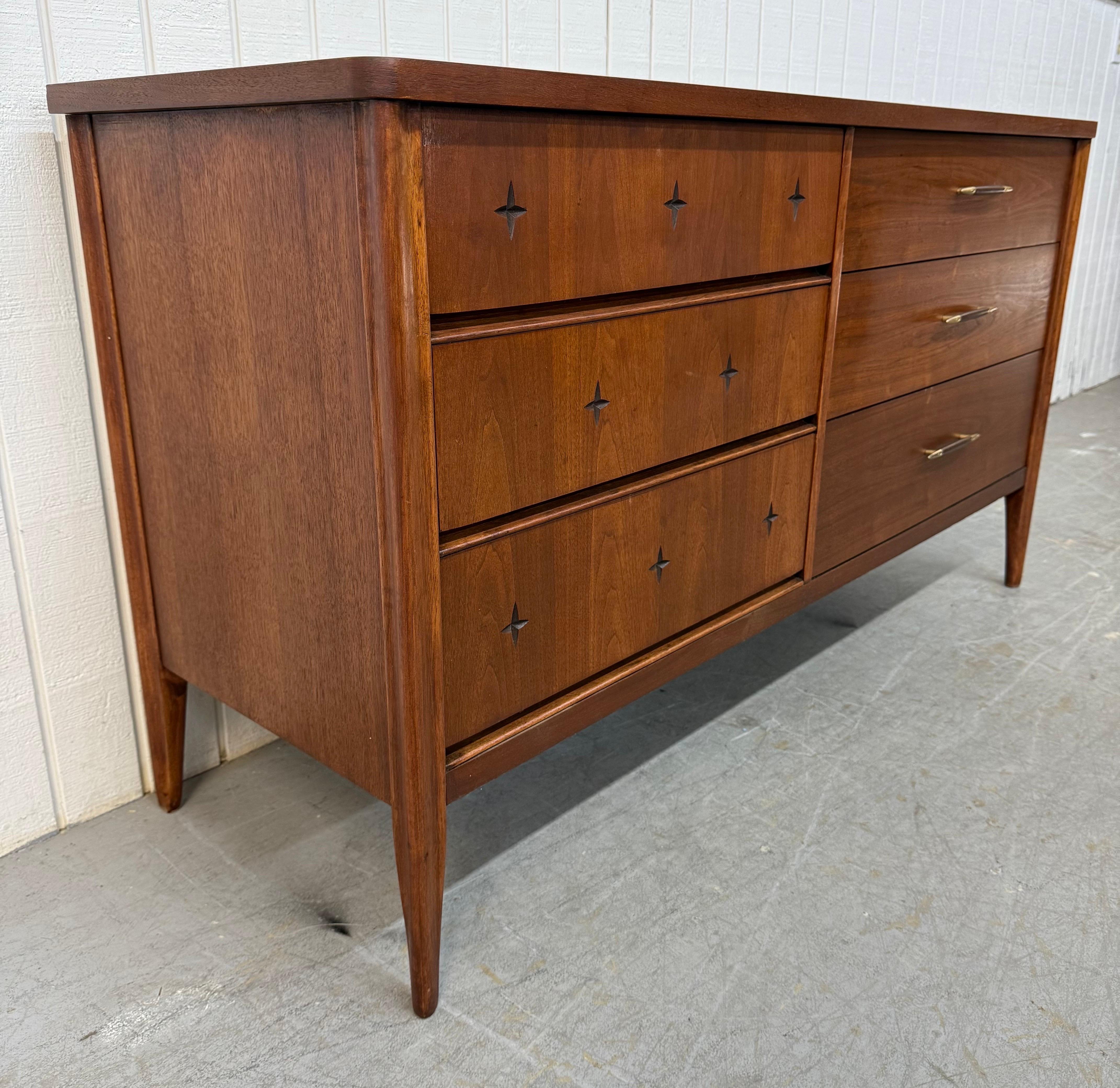 Diese Auflistung ist für eine Mid-Century Modern Broyhill Saga Walnuss Kommode. Mit einem geradlinigen Design, sechs Schubladen zur Aufbewahrung, geschnitzten Sternen auf der linken Schubladenseite, Originalbeschlägen auf der rechten