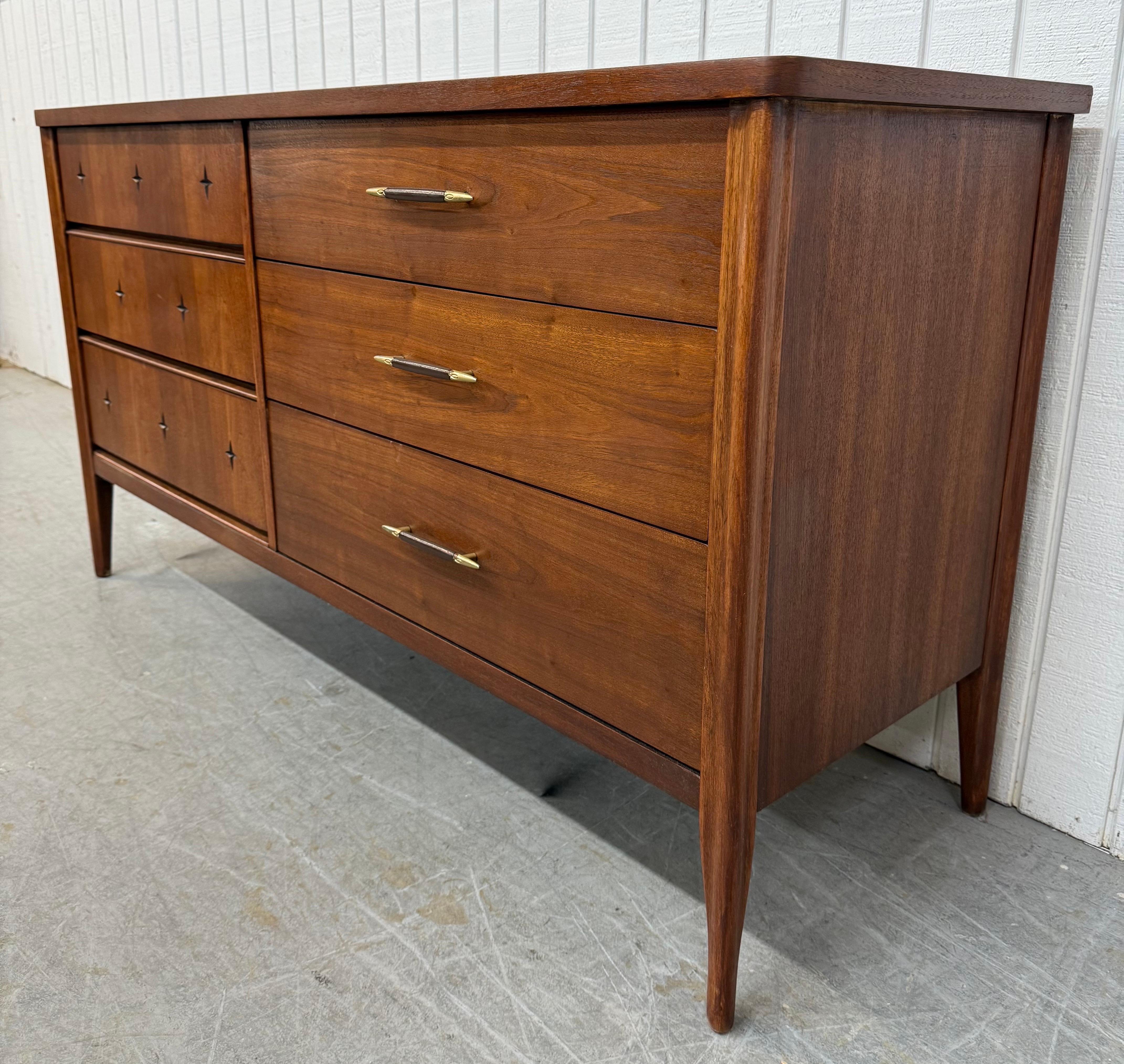 Mid-Century Modern Broyhill Saga Walnuss Kommode (Moderne der Mitte des Jahrhunderts) im Angebot