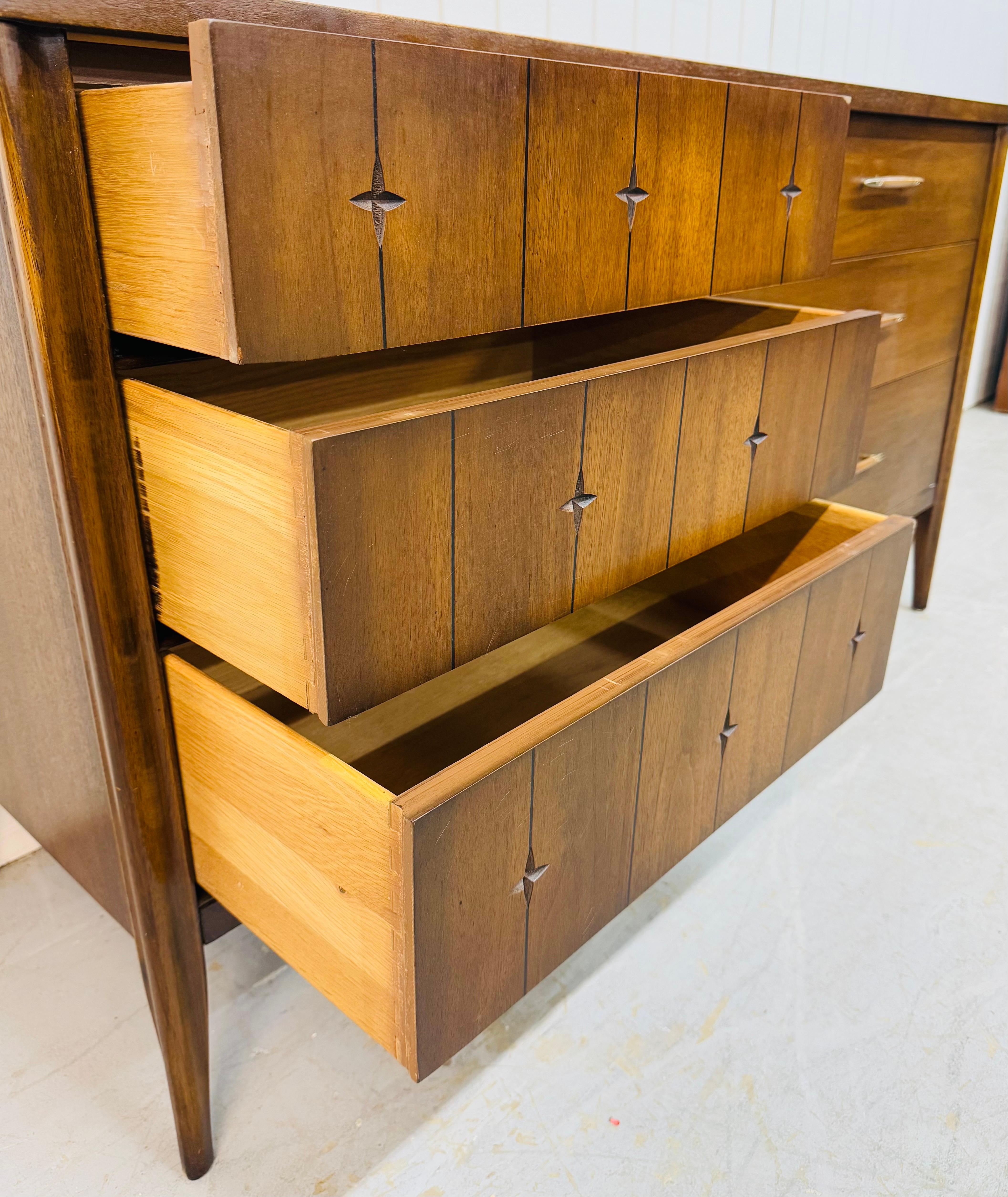Mid-Century Modern Broyhill Saga Walnut Dresser In Good Condition For Sale In Clarksboro, NJ