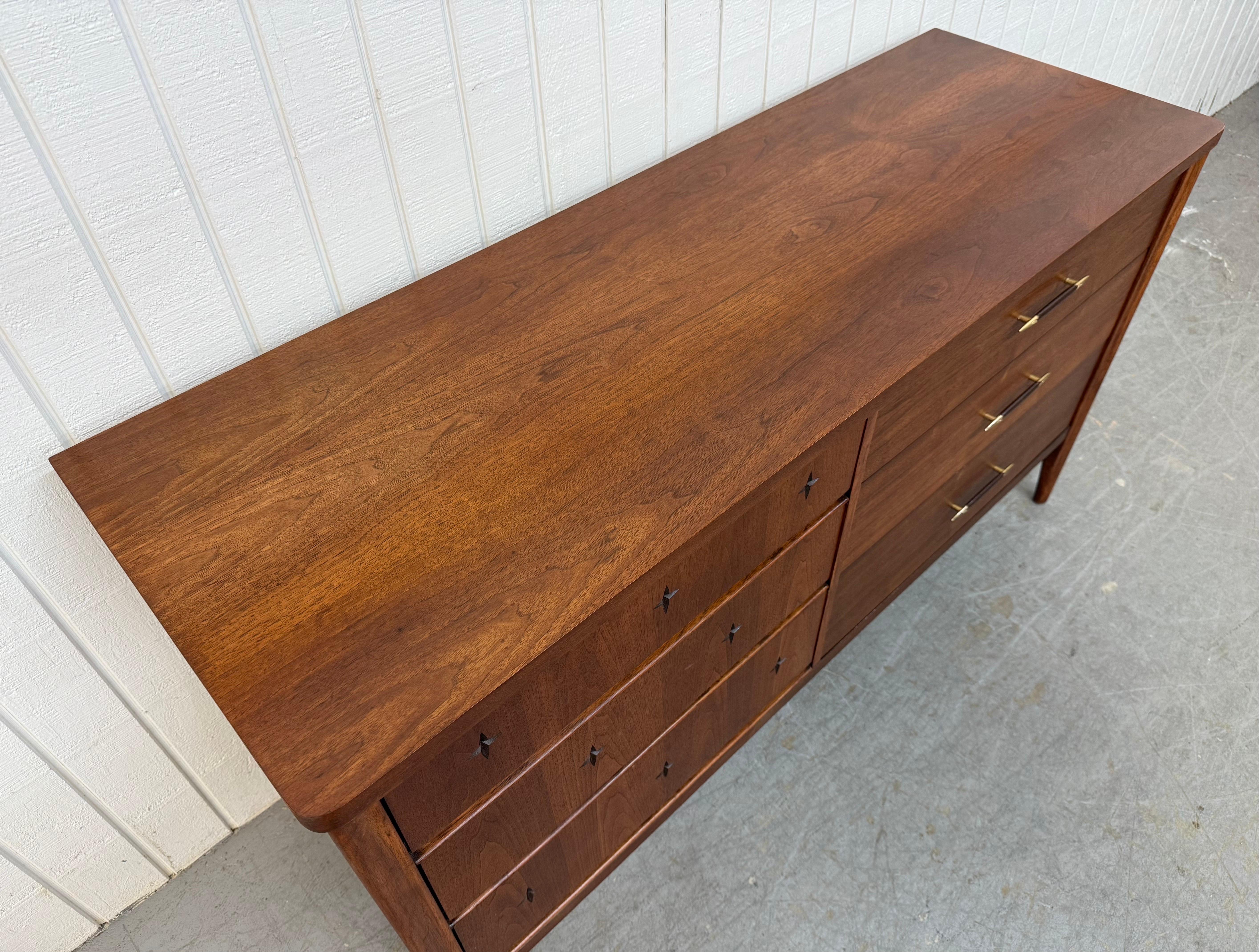 Mid-Century Modern Broyhill Saga Walnuss Kommode (Nordamerikanisch) im Angebot