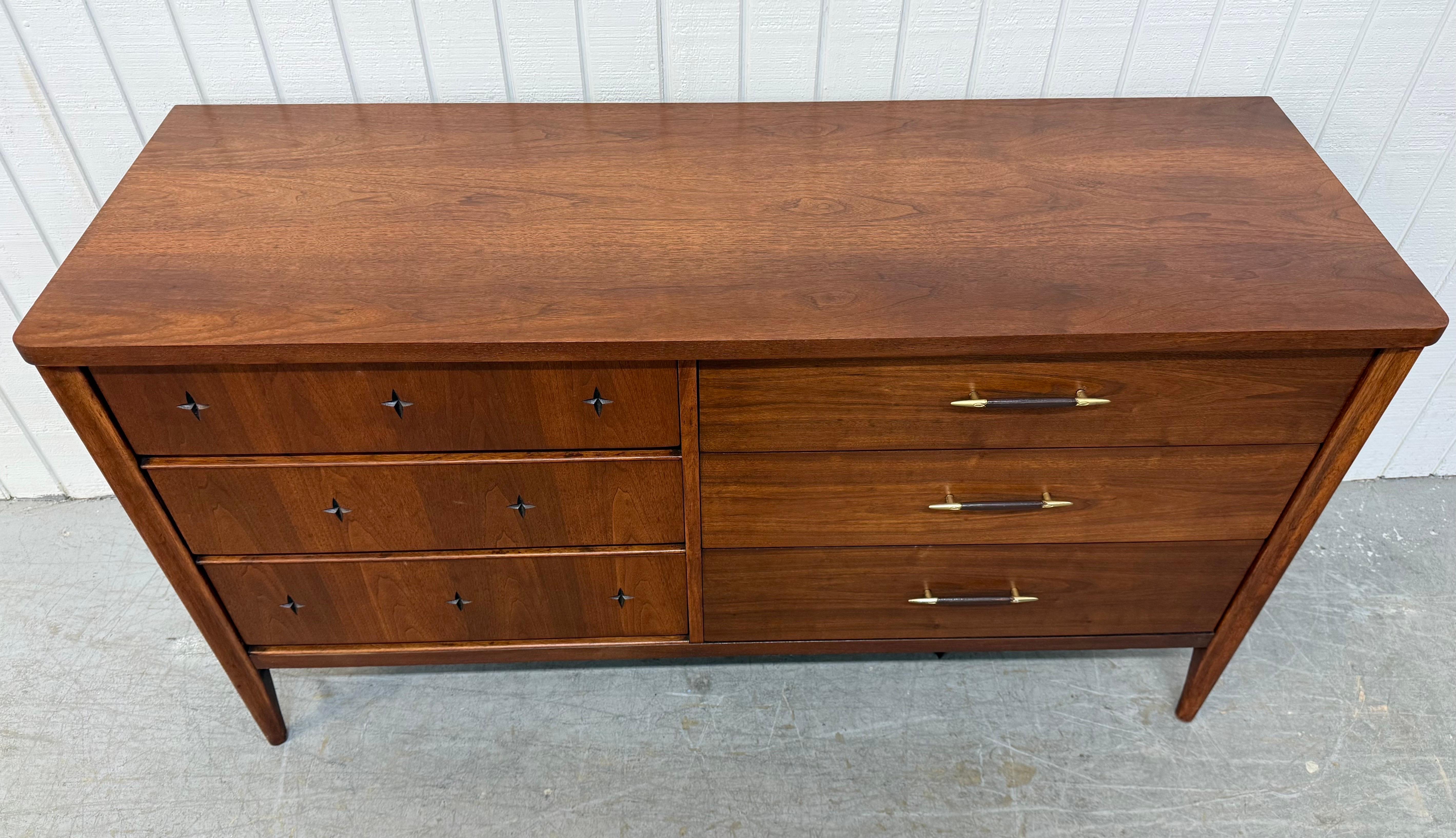 Mid-Century Modern Broyhill Saga Walnuss Kommode im Zustand „Gut“ im Angebot in Clarksboro, NJ