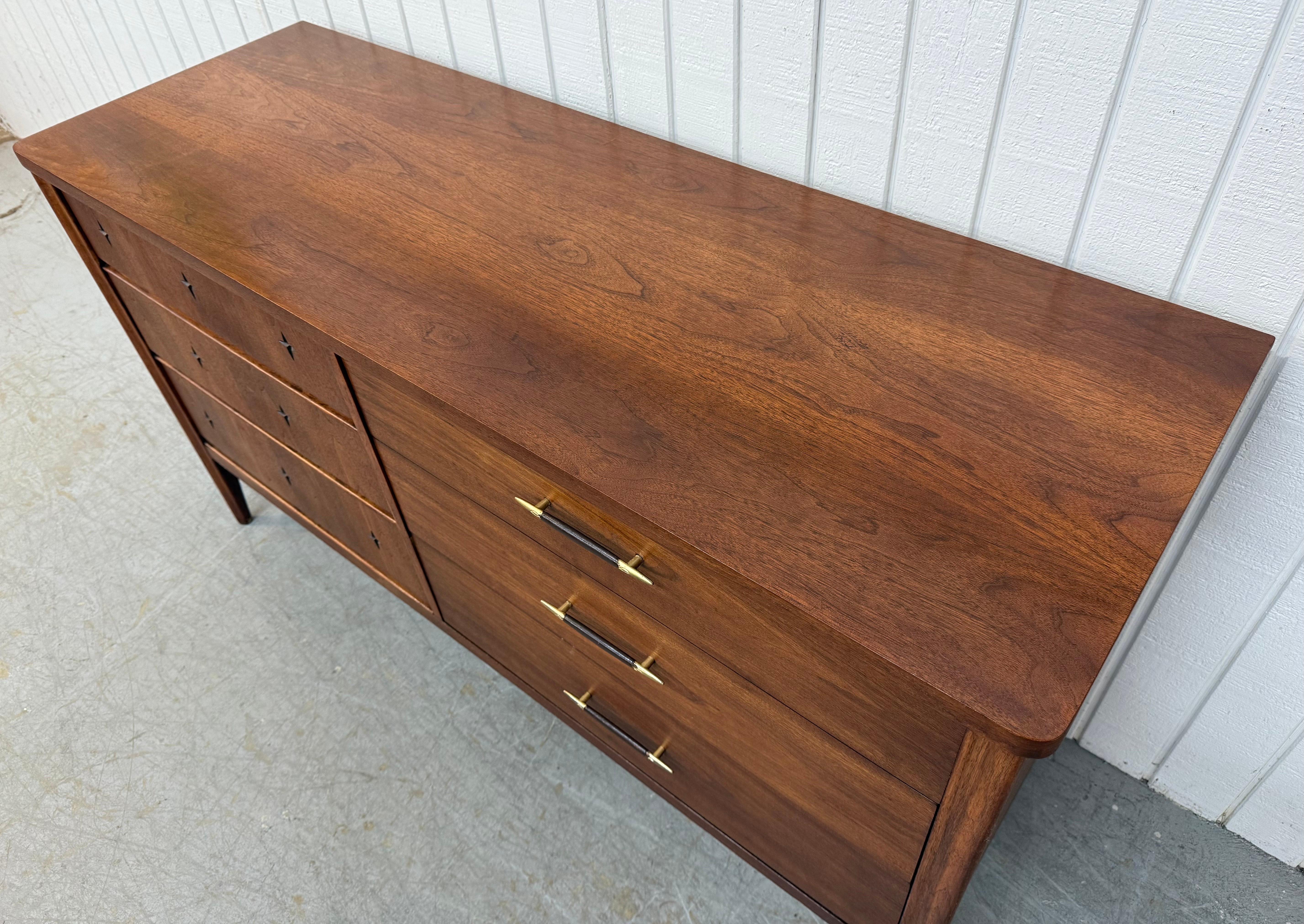 Mid-Century Modern Broyhill Saga Walnuss Kommode (20. Jahrhundert) im Angebot
