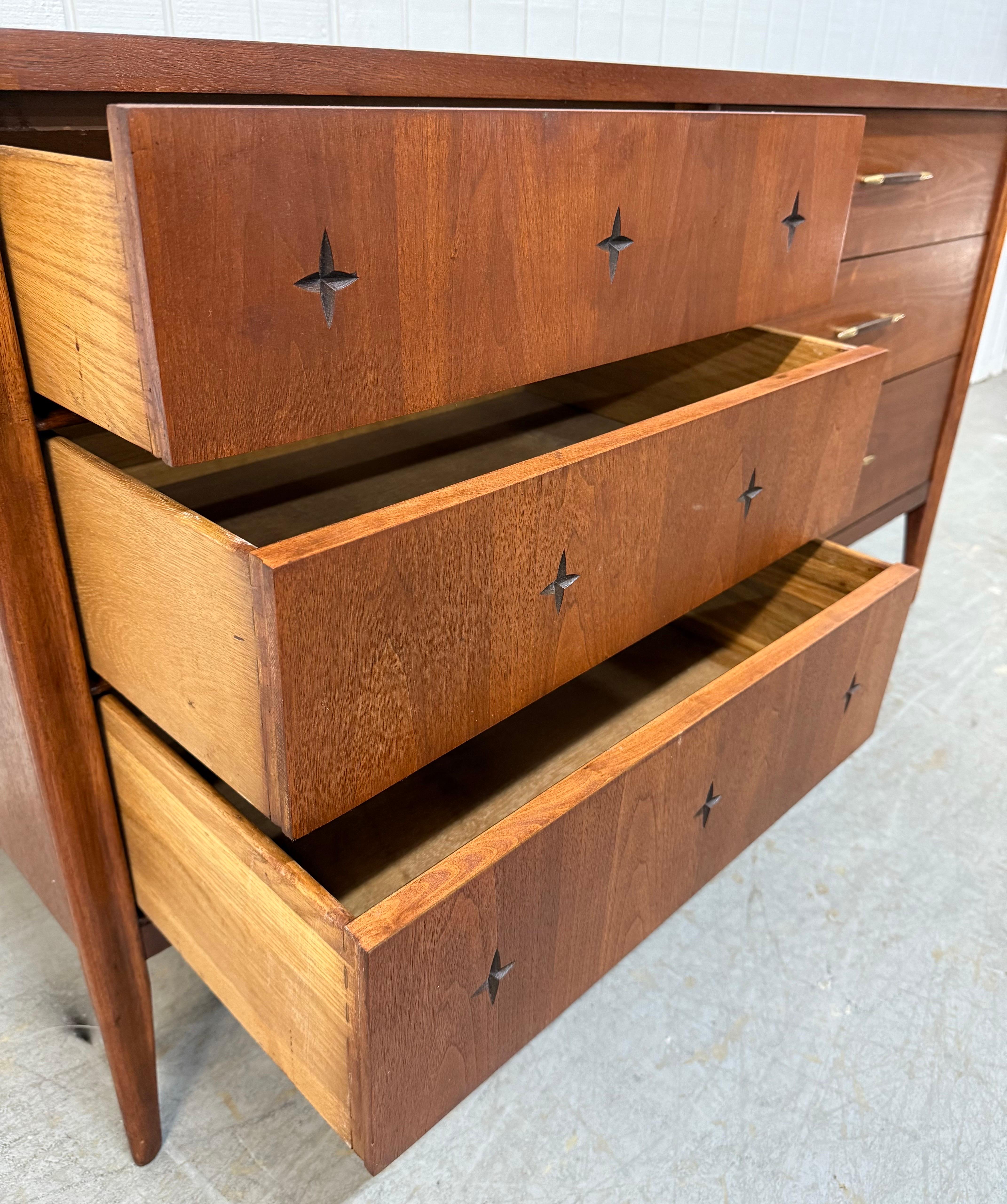 Mid-Century Modern Broyhill Saga Walnuss Kommode (Messing) im Angebot