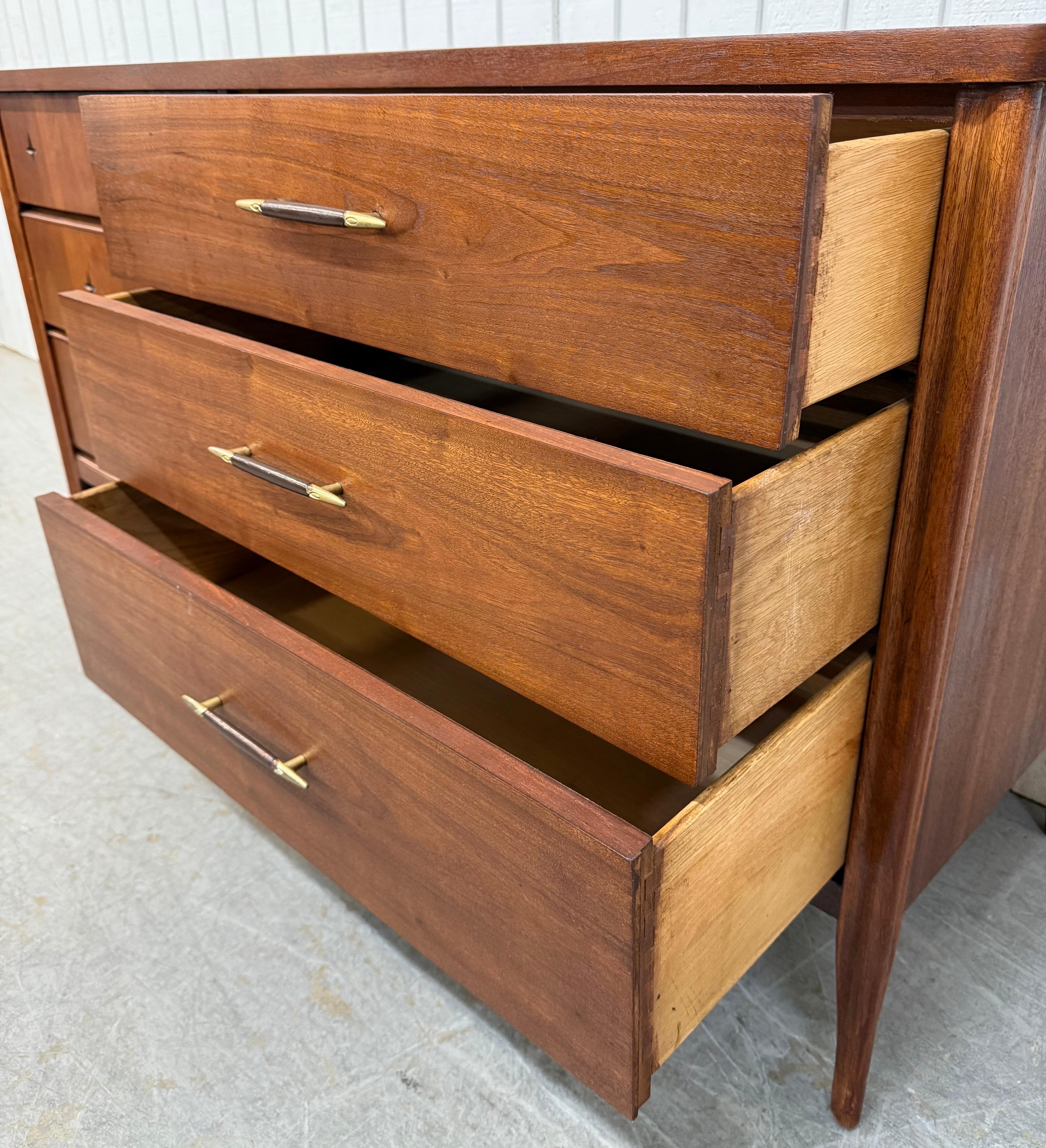 Mid-Century Modern Broyhill Saga Walnuss Kommode im Angebot 1