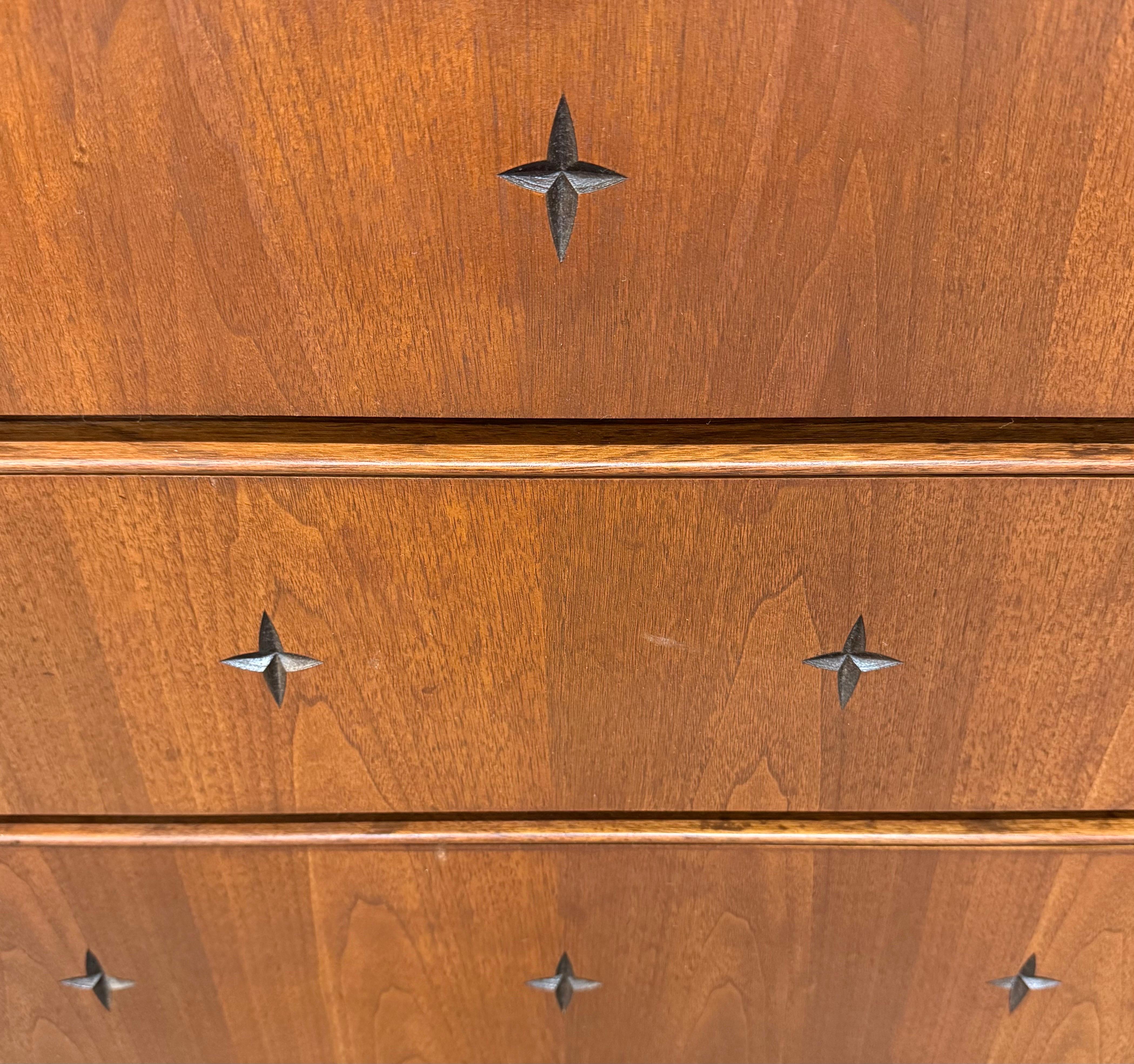 Mid-Century Modern Broyhill Saga Walnuss Kommode im Angebot 2