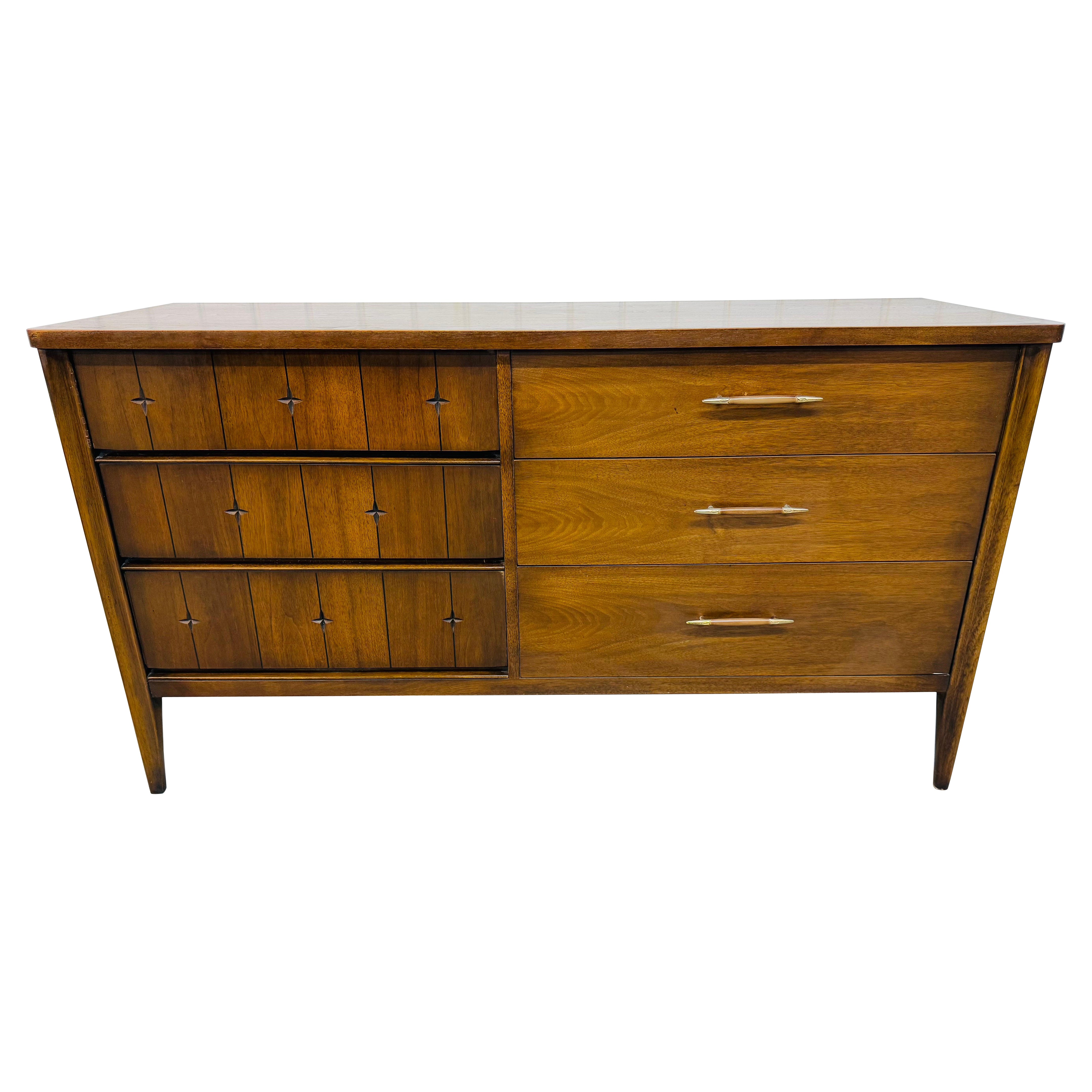 The Moderns Modernity Broyhill Commode en noyer Saga