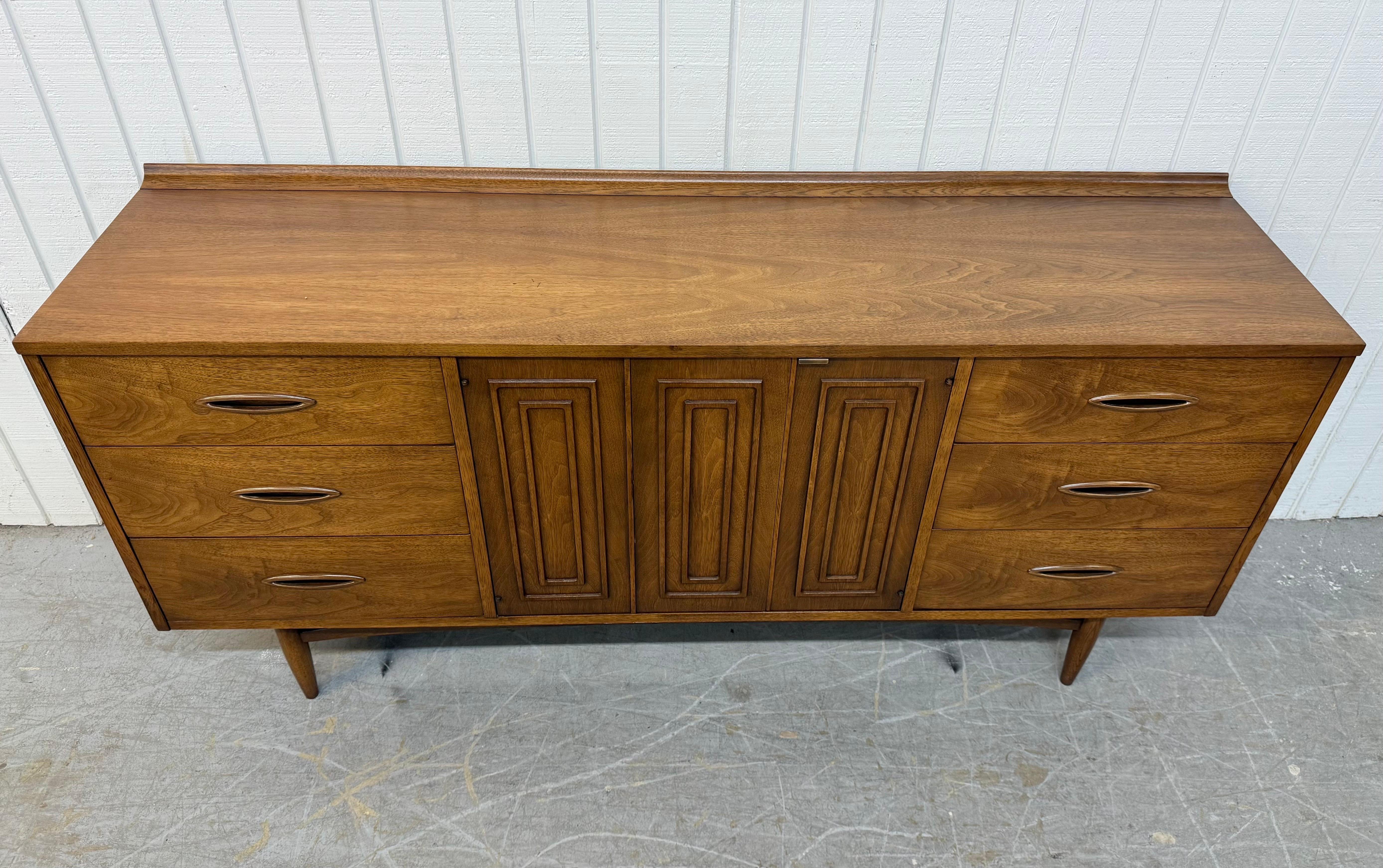 Américain Commode 9 tiroirs en noyer Broyhill Mid-Century Modern en vente