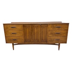 Comò a 9 cassetti in legno di noce Broyhill, stile metà secolo, moderno.