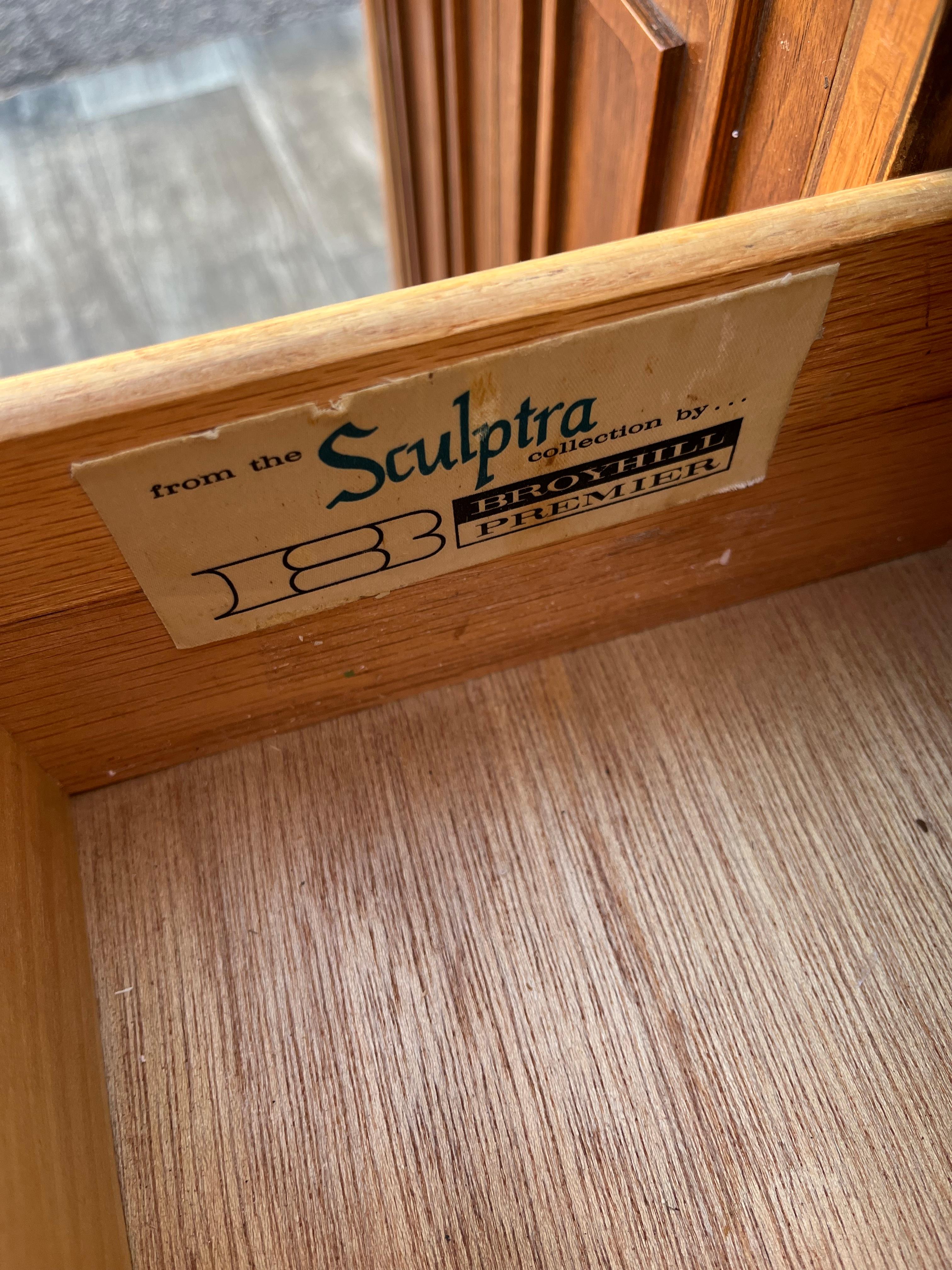 Credenza/buffet Broyhill sculptra, moderna di metà secolo. Circa anni '60 in vendita 3