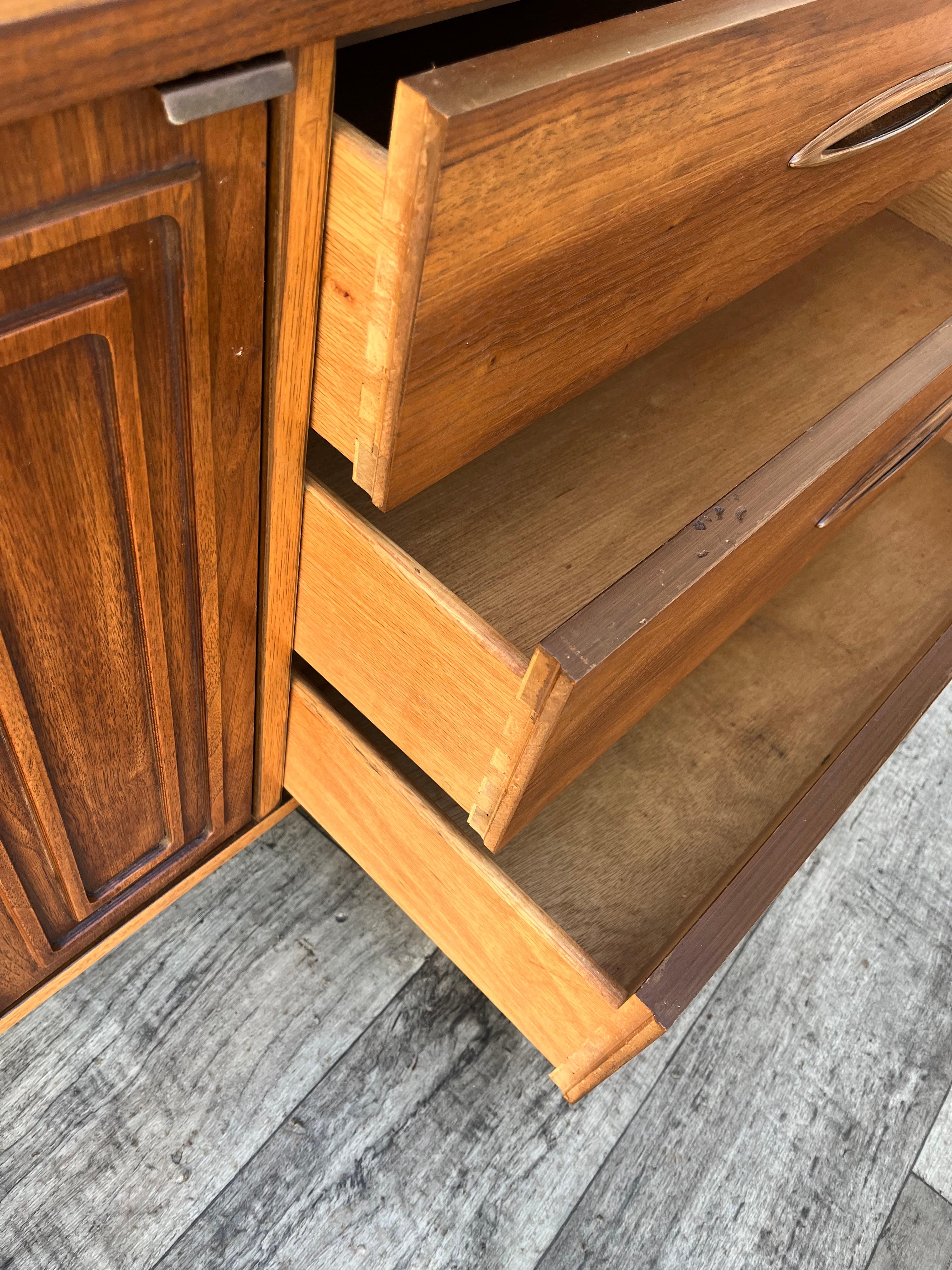 Credenza/buffet Broyhill sculptra, moderna di metà secolo. Circa anni '60 in vendita 4