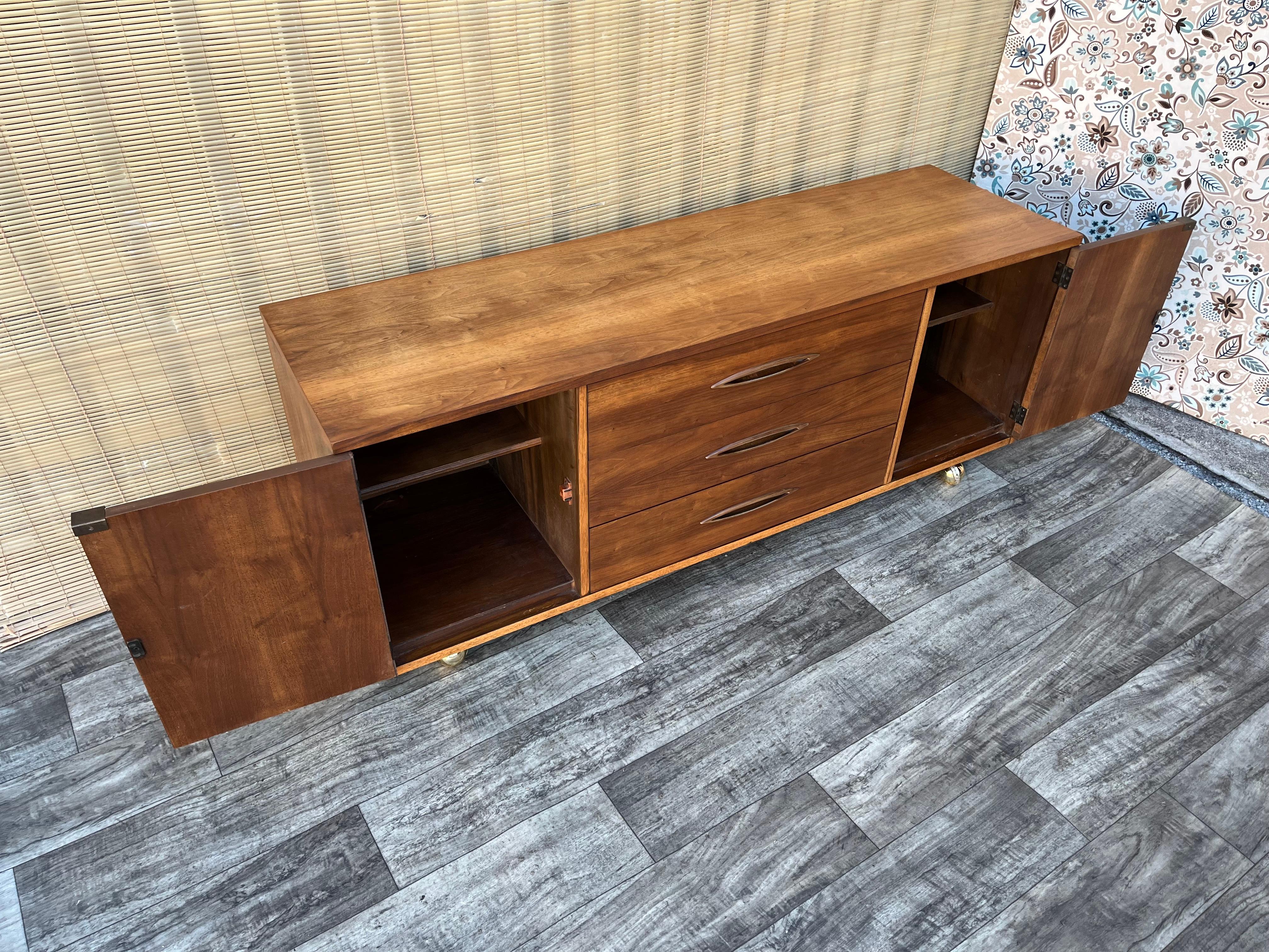 Credenza/buffet Broyhill sculptra, moderna di metà secolo. Circa anni '60 in vendita 5