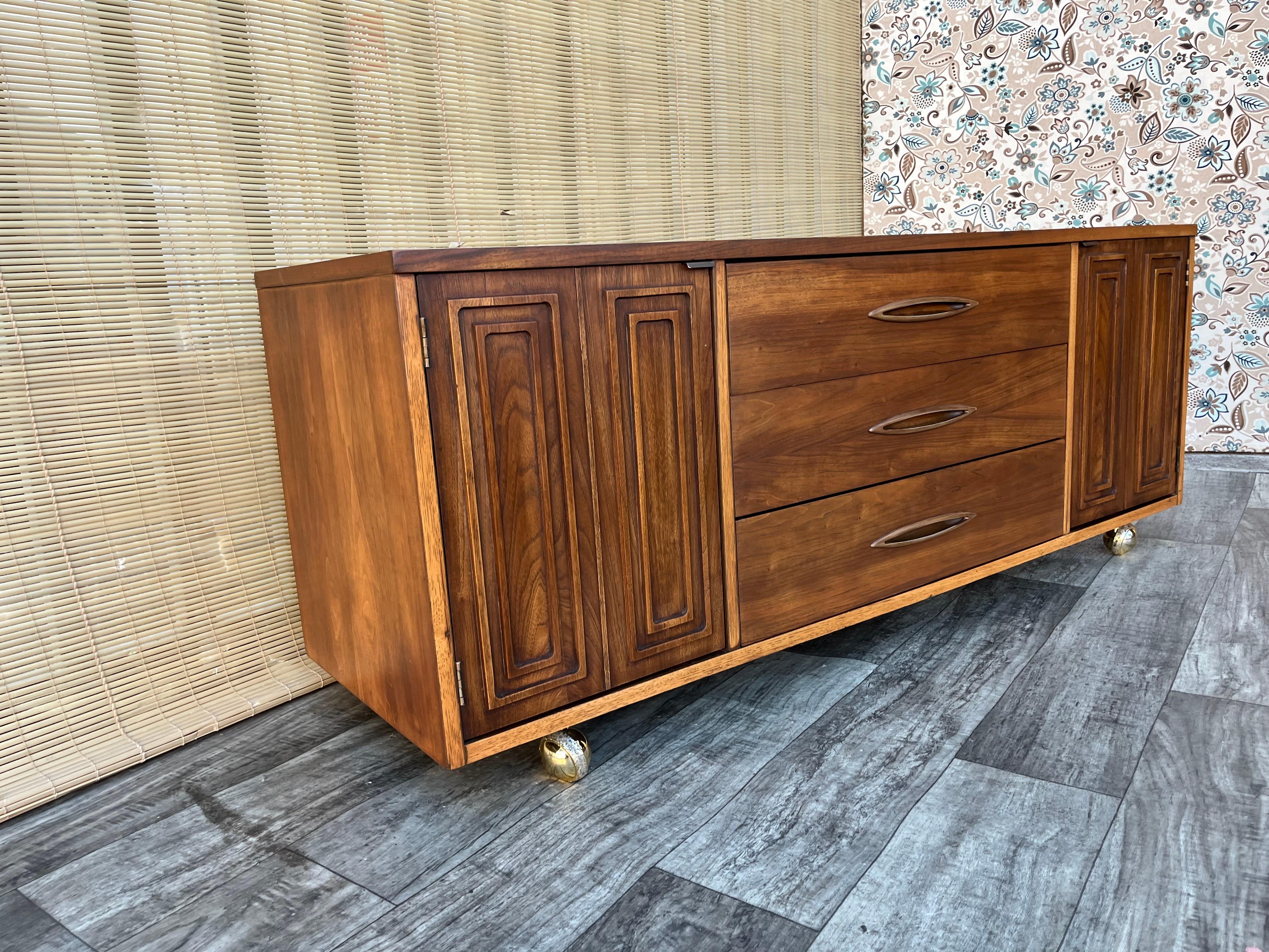 Credenza/buffet Broyhill sculptra, moderna di metà secolo. Circa anni '60 in vendita 6