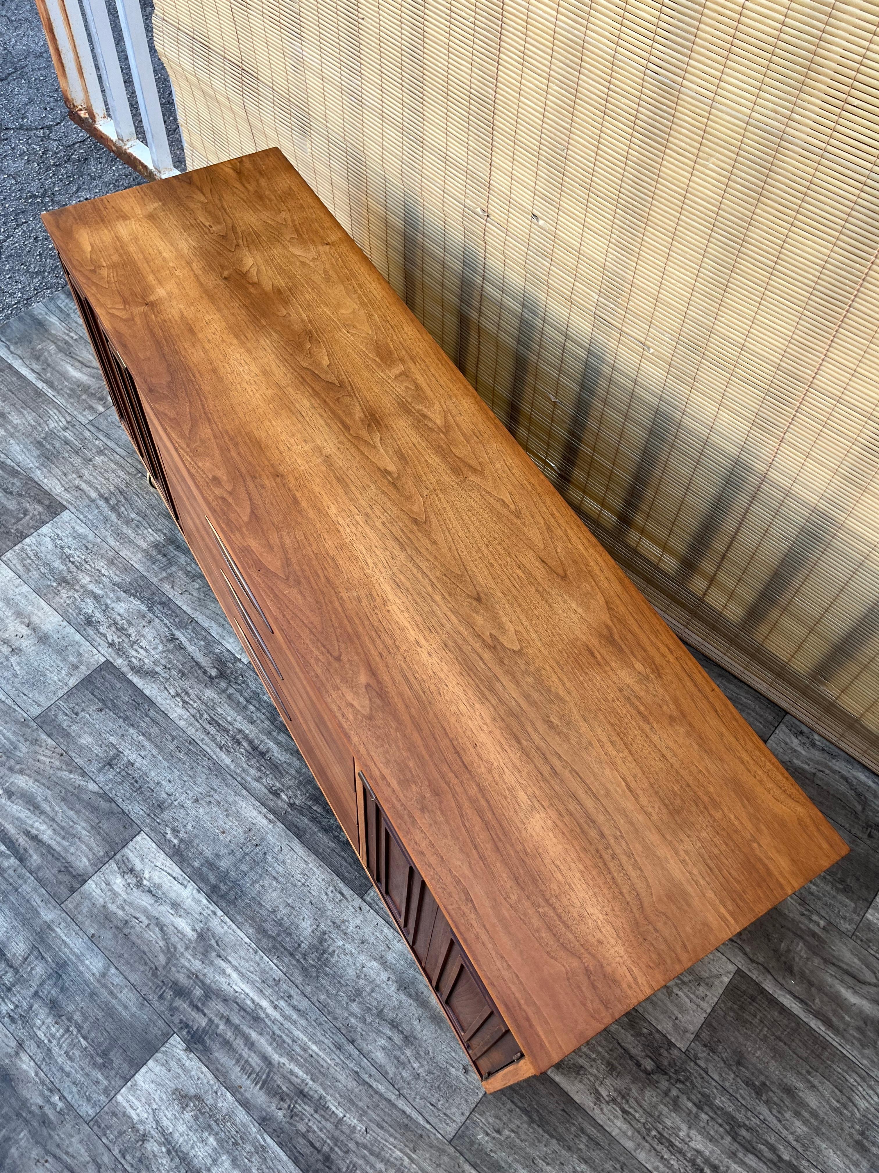 Credenza/buffet Broyhill sculptra, moderna di metà secolo. Circa anni '60 in vendita 8