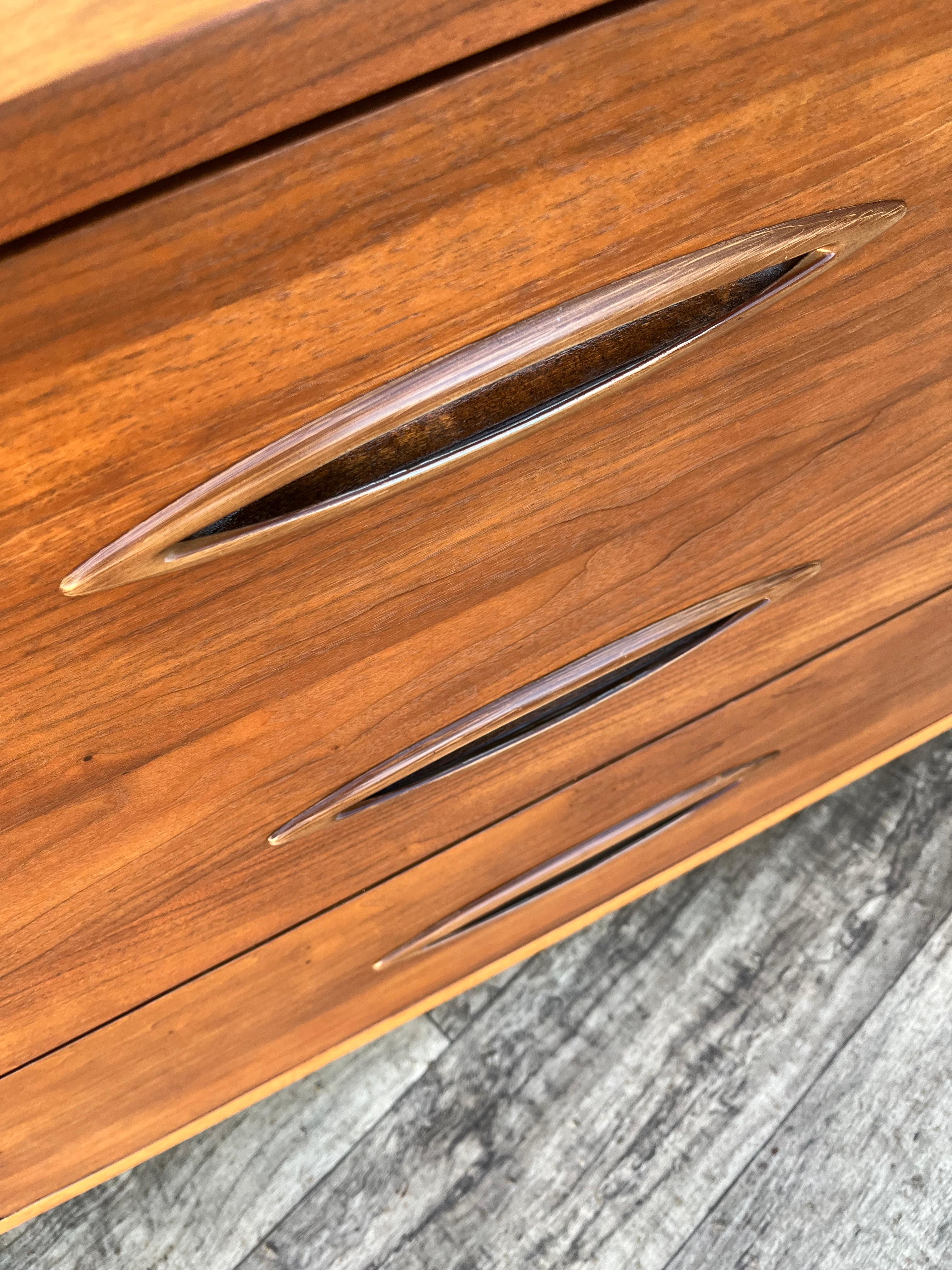 Credenza/buffet Broyhill sculptra, moderna di metà secolo. Circa anni '60 in vendita 9