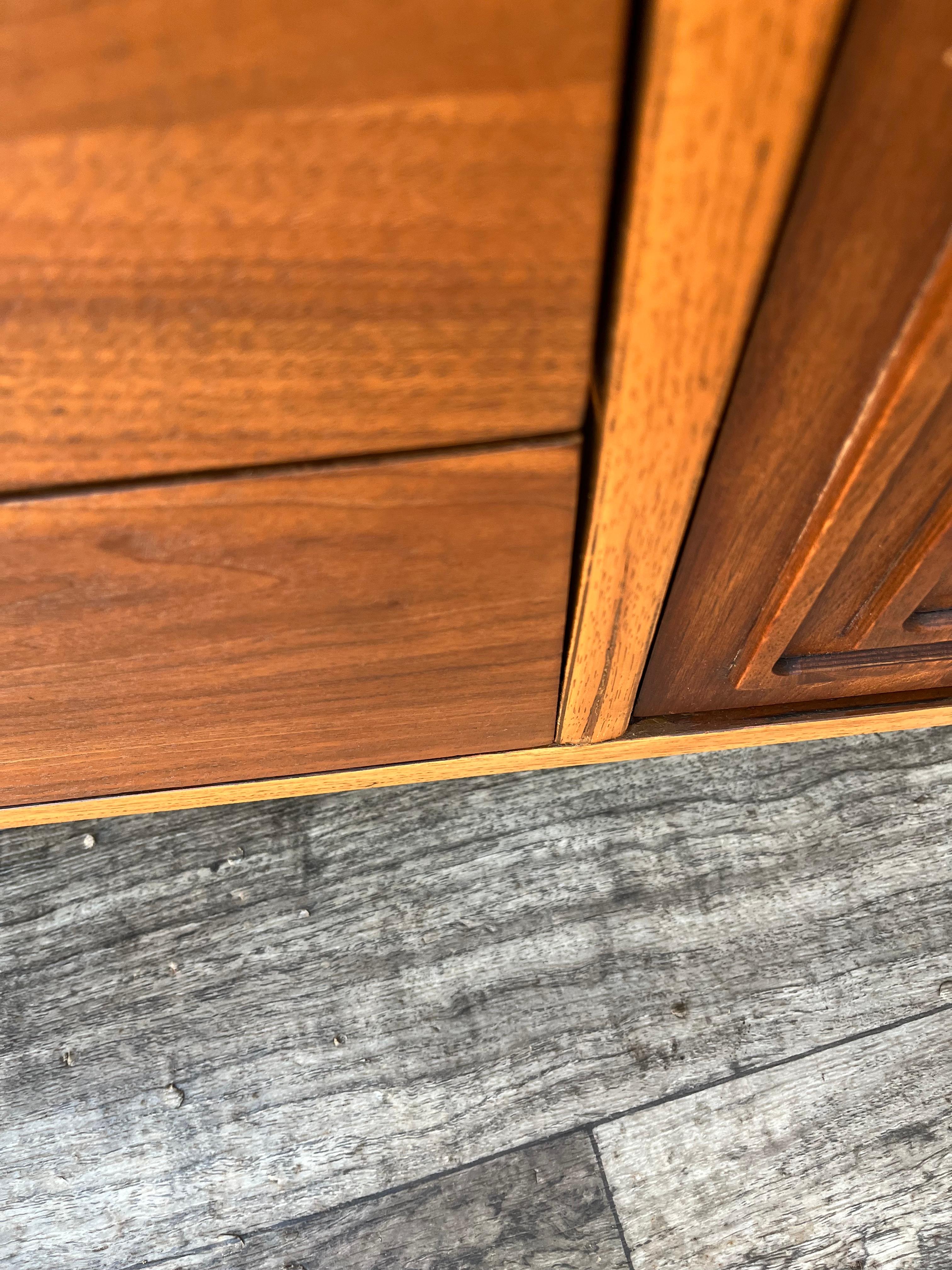 Credenza/buffet Broyhill sculptra, moderna di metà secolo. Circa anni '60 in vendita 10