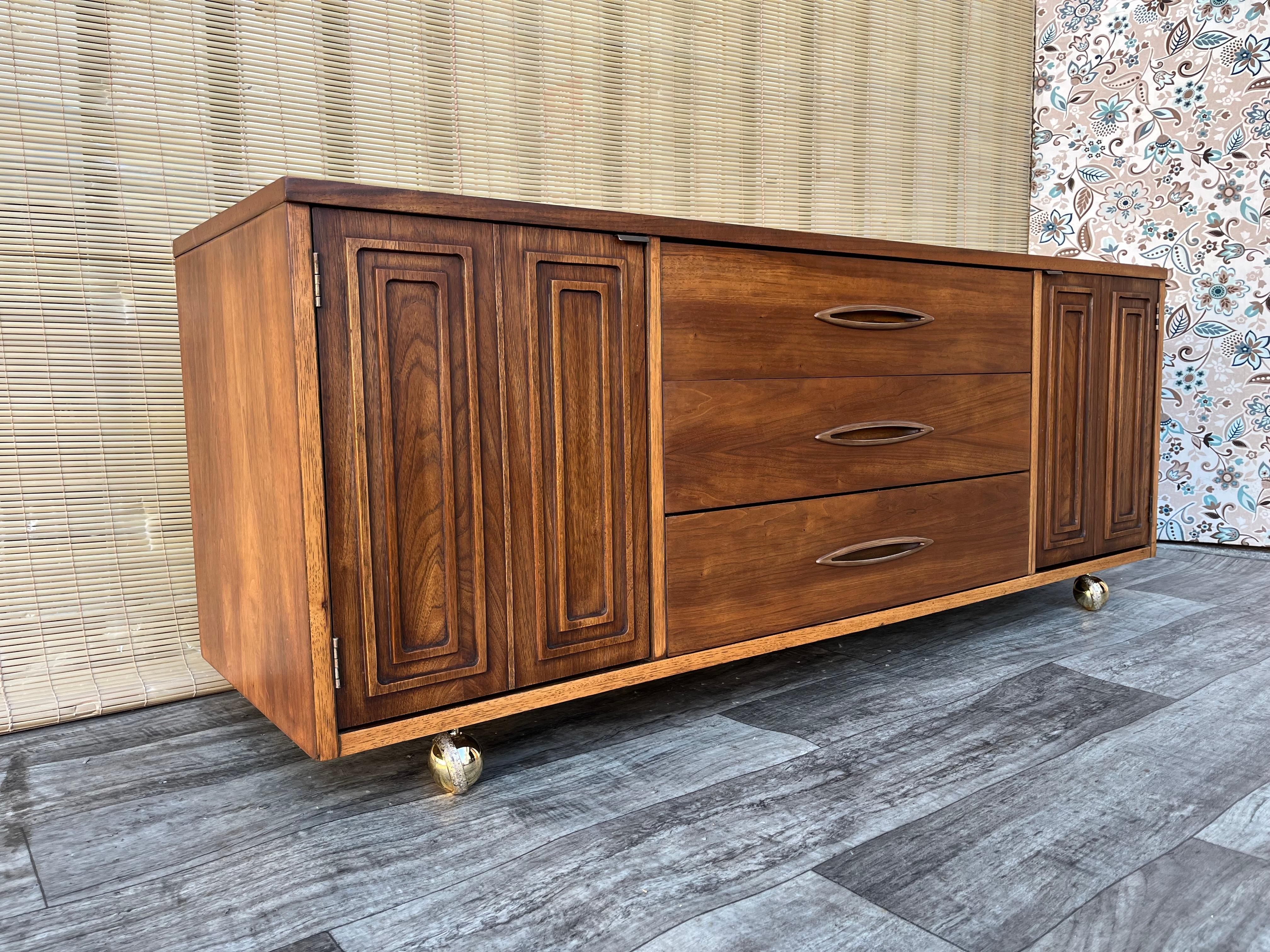 Mid-Century moderno Credenza/buffet Broyhill sculptra, moderna di metà secolo. Circa anni '60 in vendita
