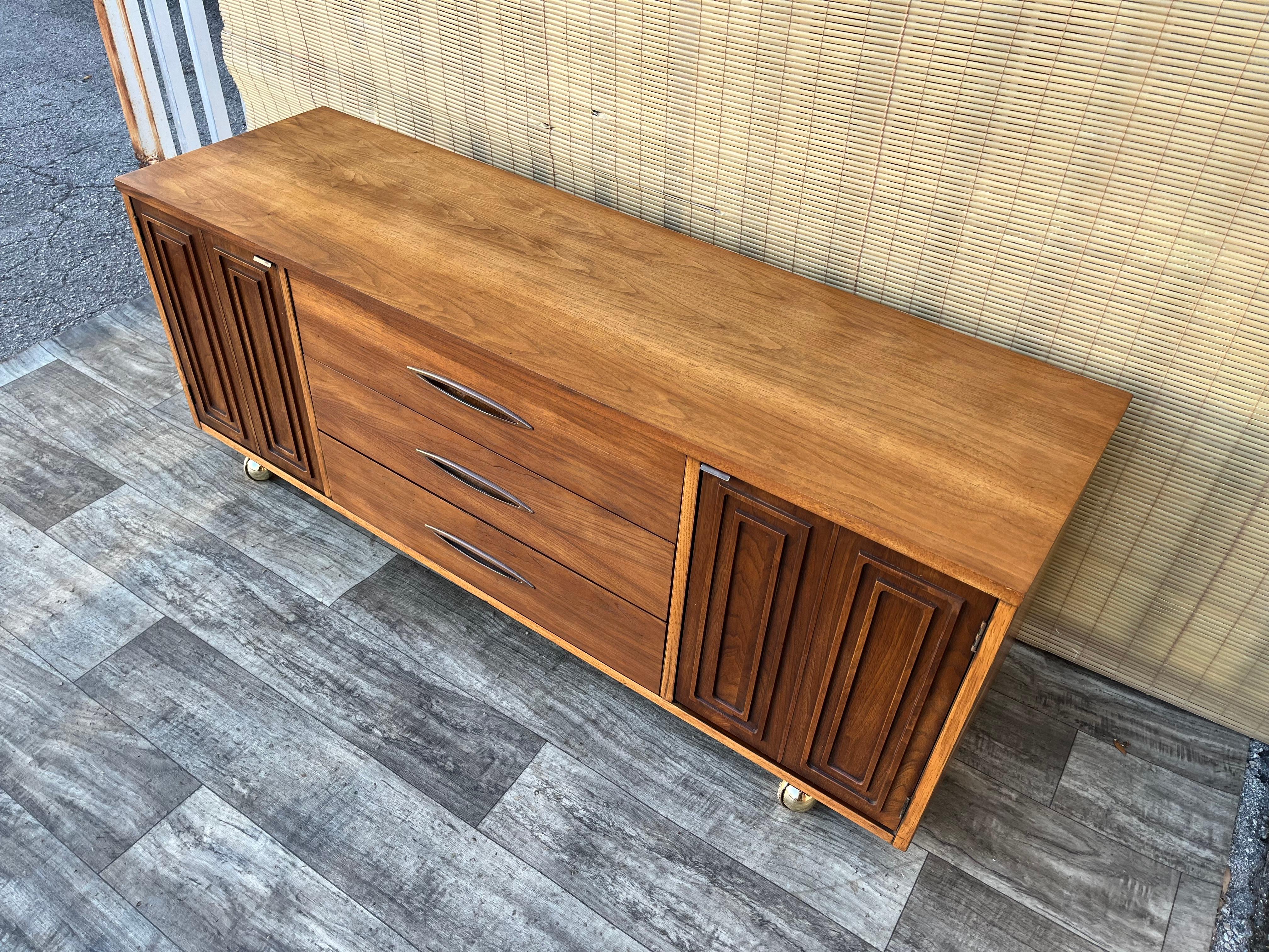 Americano Credenza/buffet Broyhill sculptra, moderna di metà secolo. Circa anni '60 in vendita