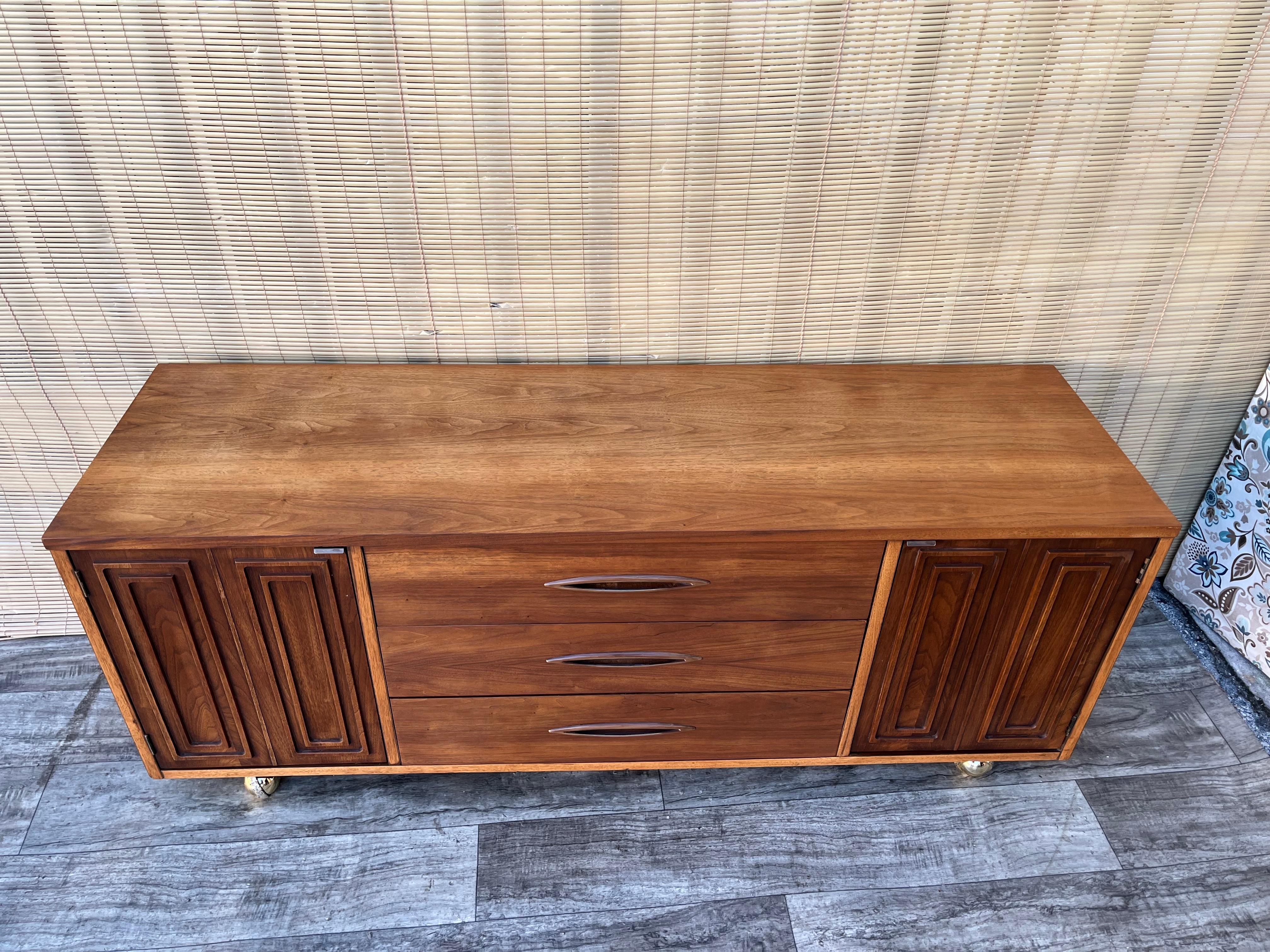 Impiallacciato Credenza/buffet Broyhill sculptra, moderna di metà secolo. Circa anni '60 in vendita