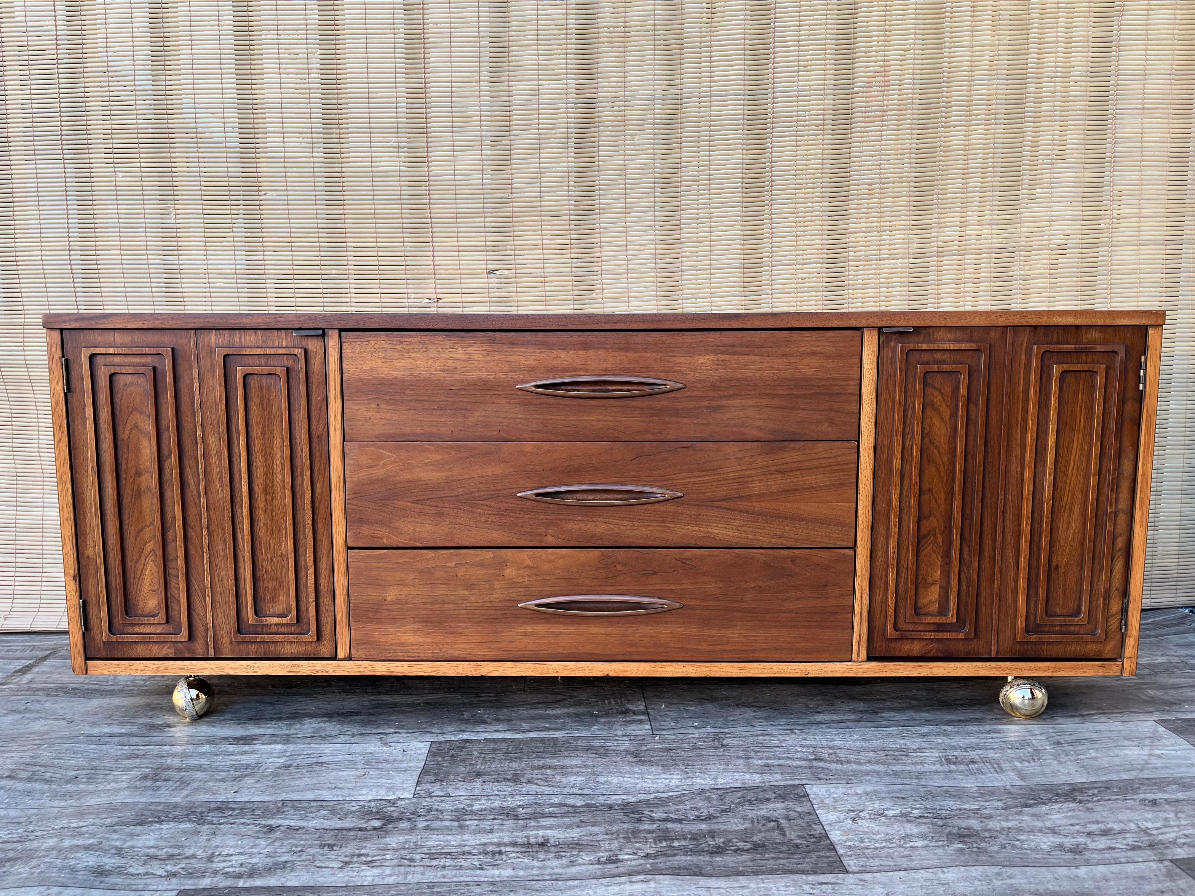 Credenza/buffet Broyhill sculptra, moderna di metà secolo. Circa anni '60 In condizioni buone in vendita a Miami, FL