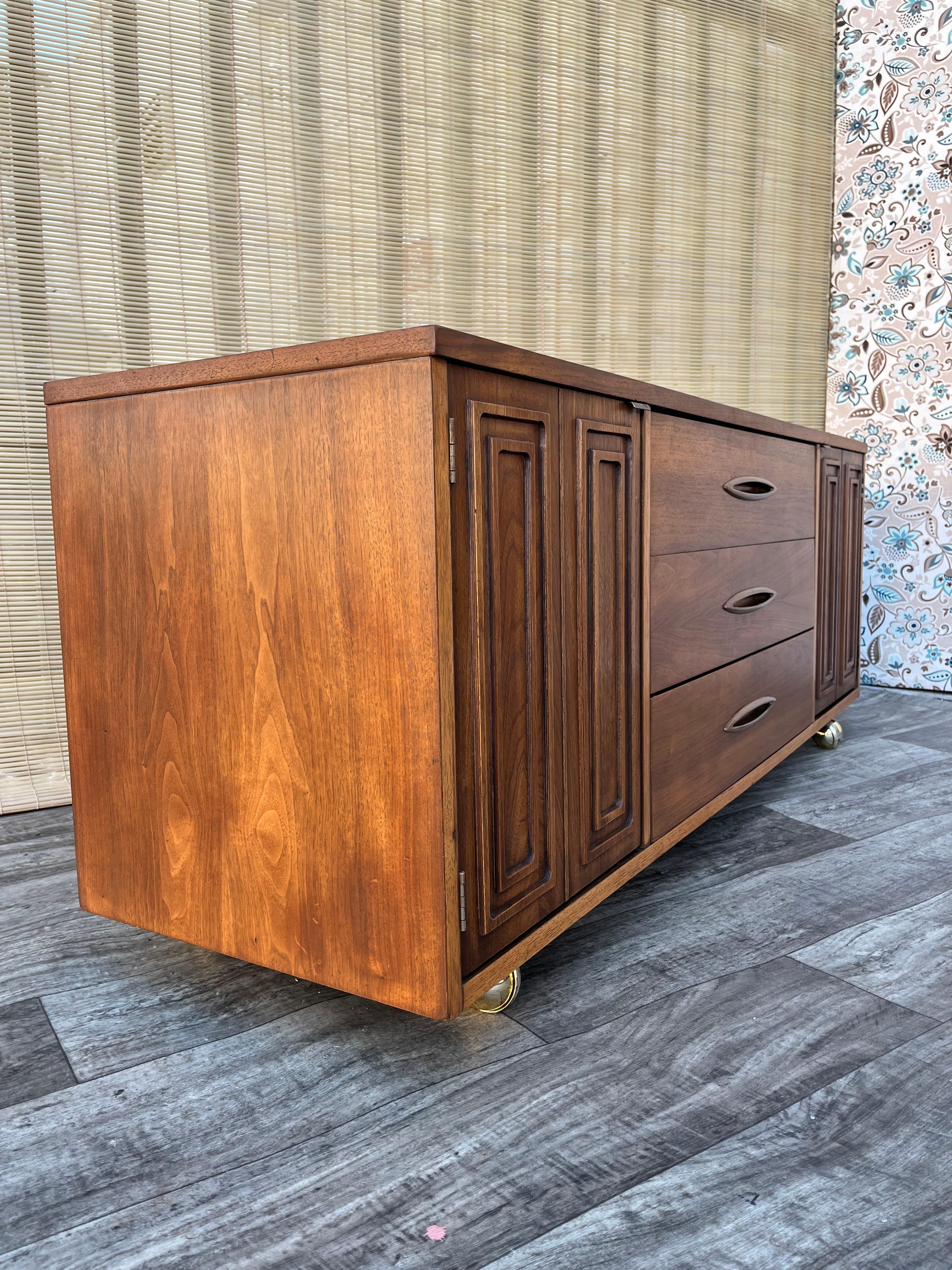 Metà XX secolo Credenza/buffet Broyhill sculptra, moderna di metà secolo. Circa anni '60 in vendita