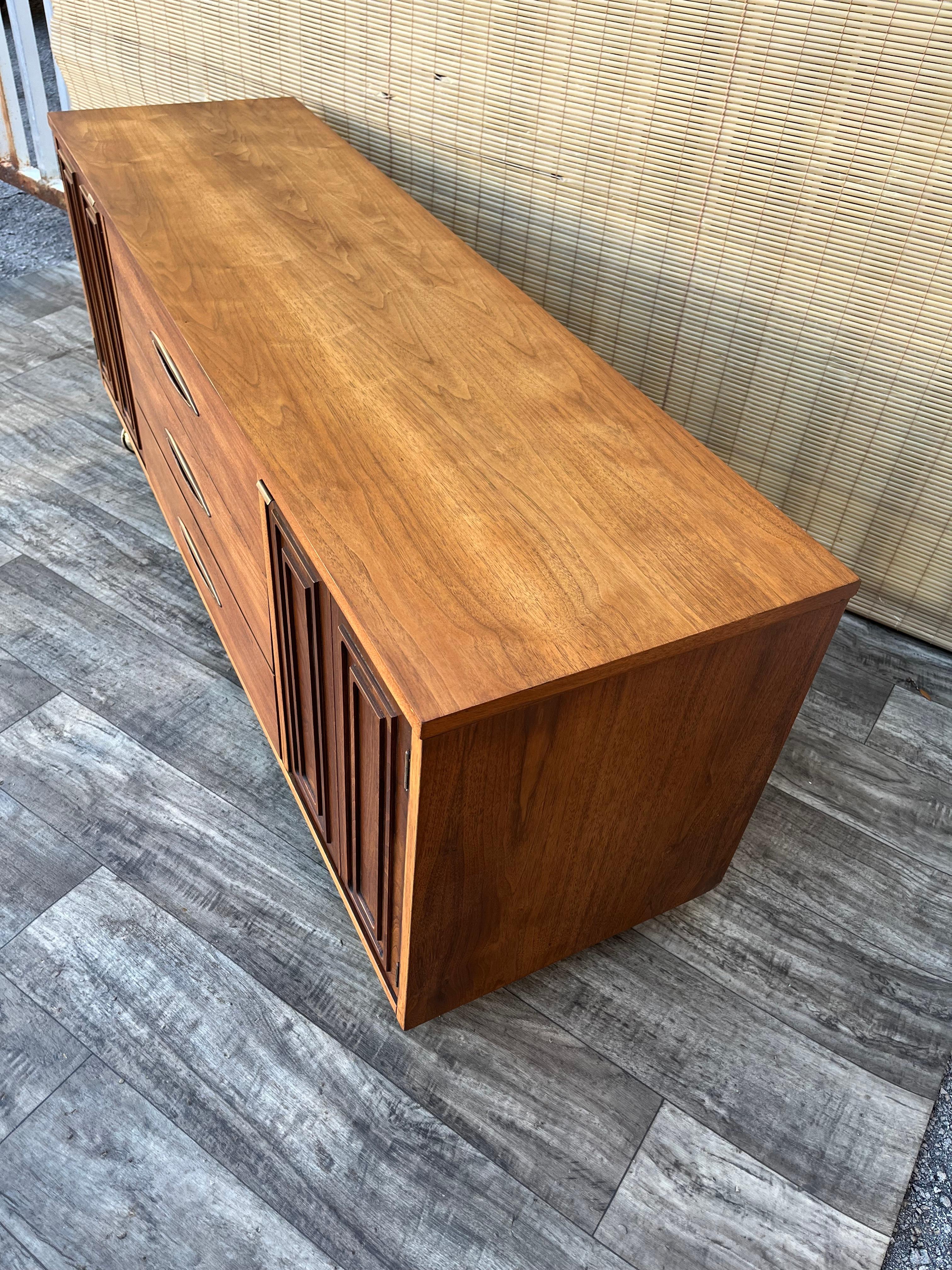 Noce Credenza/buffet Broyhill sculptra, moderna di metà secolo. Circa anni '60 in vendita