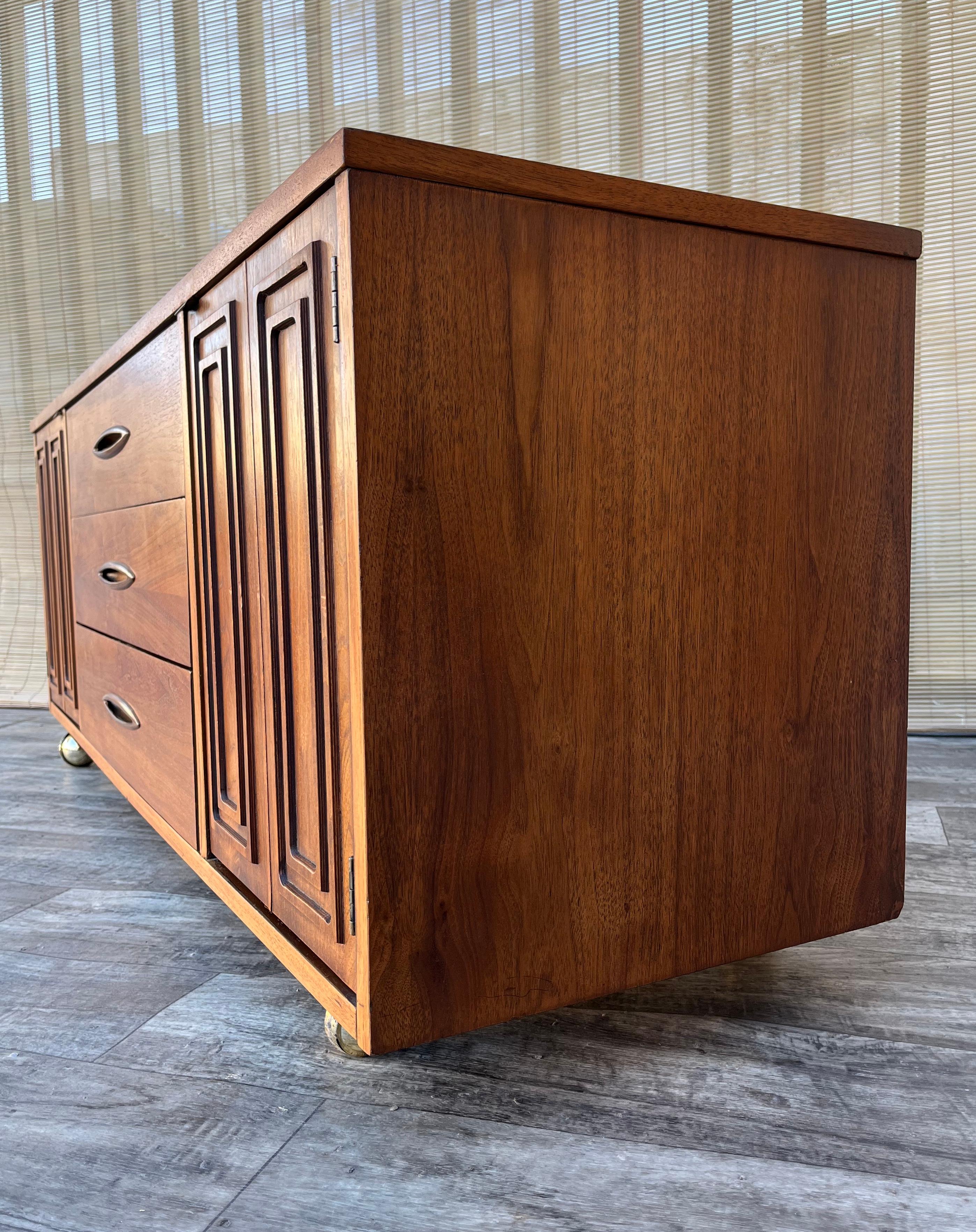 Credenza/buffet Broyhill sculptra, moderna di metà secolo. Circa anni '60 in vendita 1