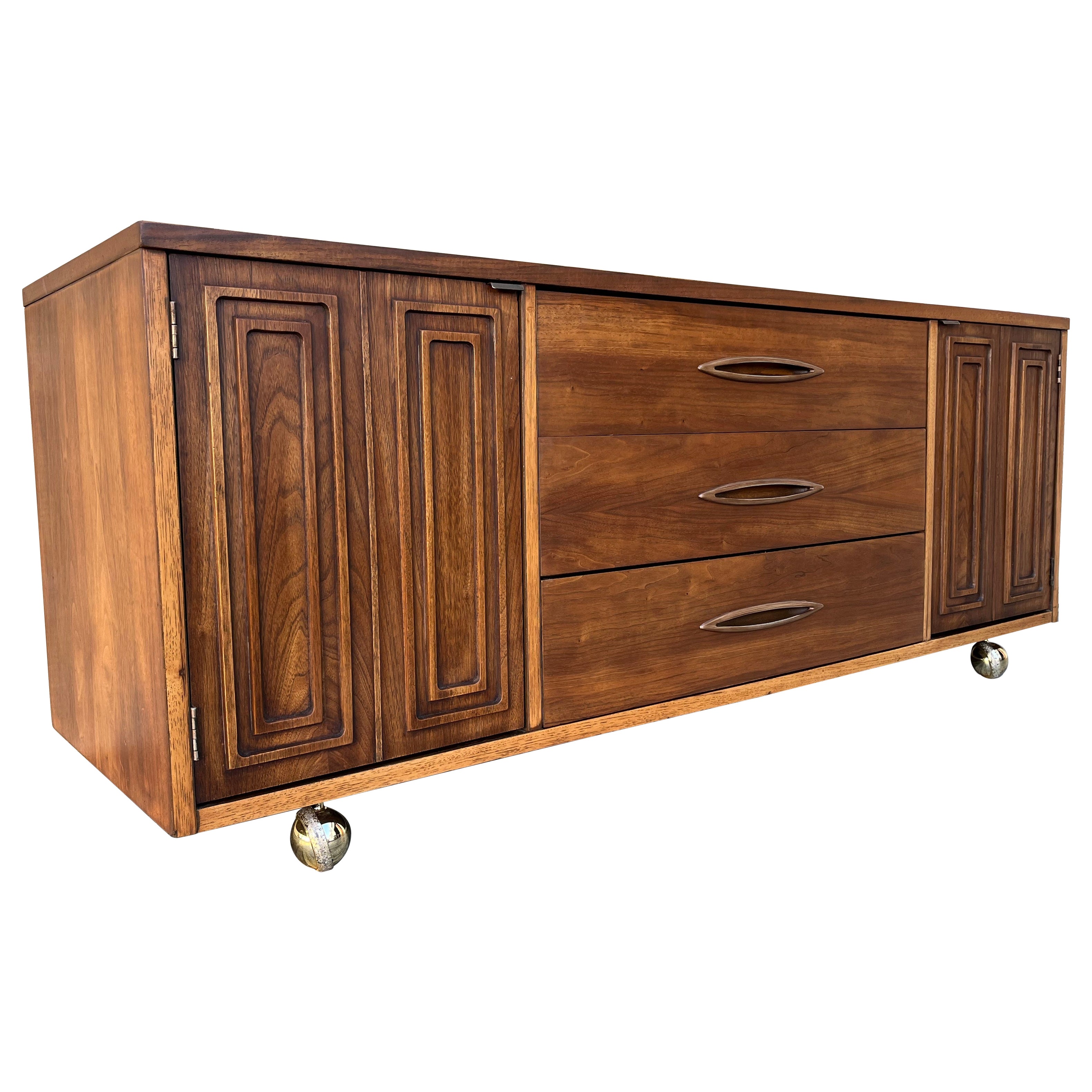 Credenza/buffet Broyhill sculptra, moderna di metà secolo. Circa anni 
60 in vendita