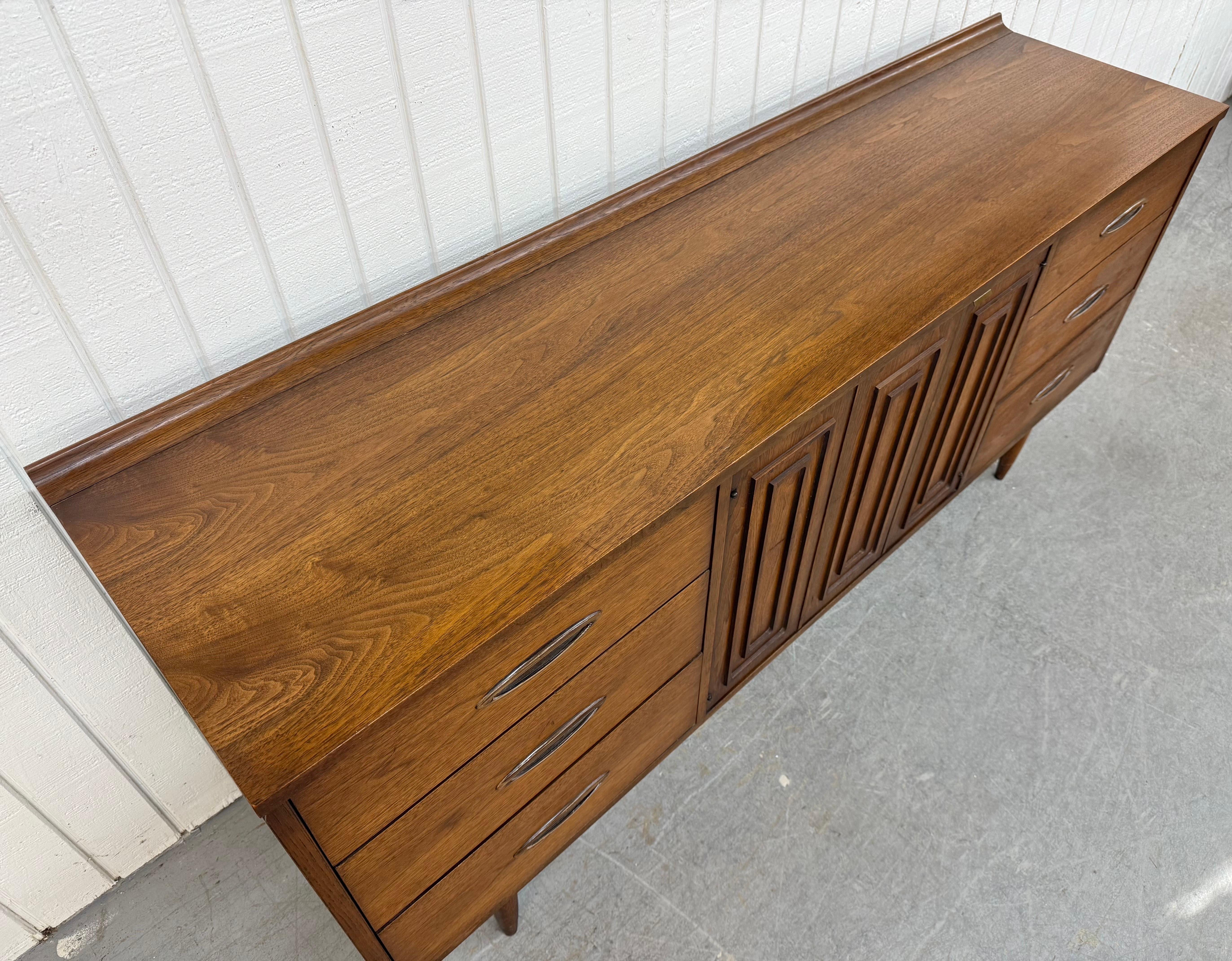 Mid-Century Modern Broyhill Sculptra Walnut 9-Drawer Dresser In Good Condition For Sale In Clarksboro, NJ