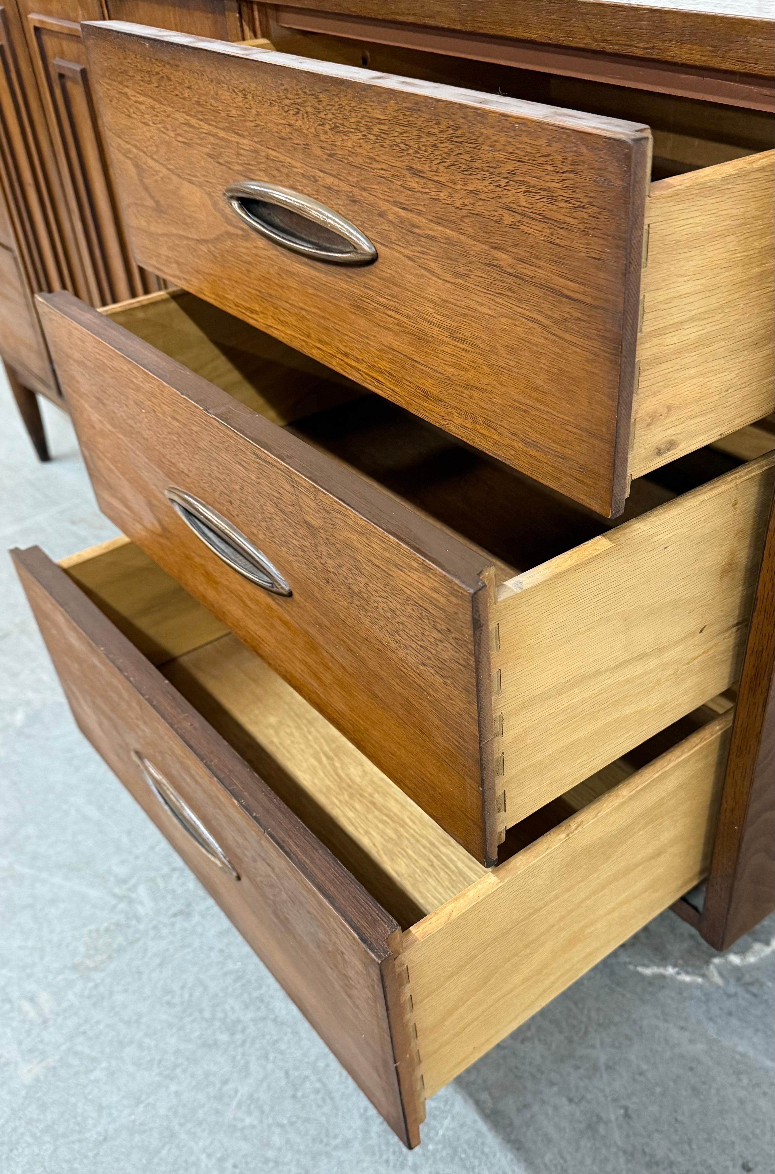 Mid-Century Modern Broyhill Sculptra Walnut 9-Drawer Dresser For Sale 3
