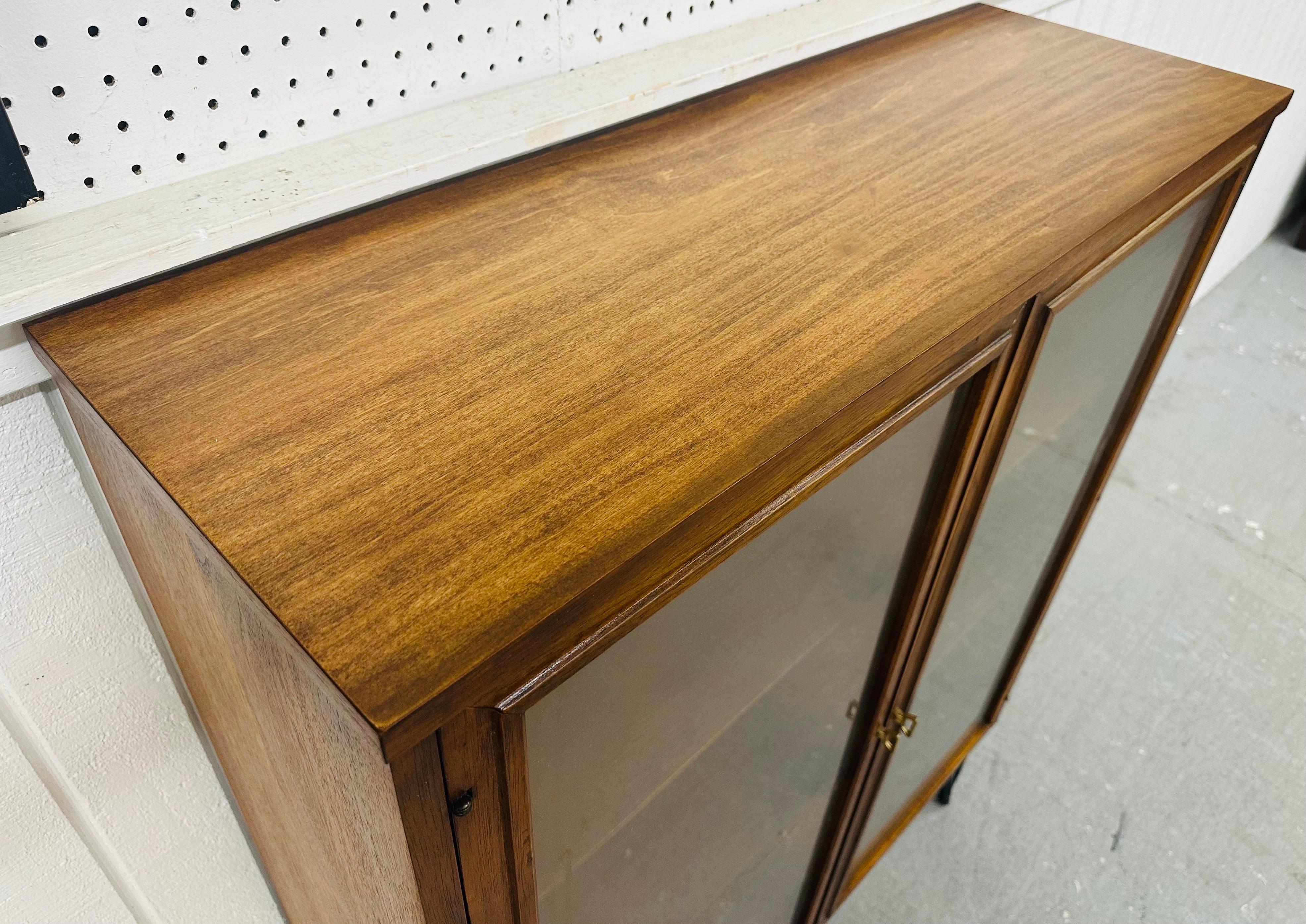 Mid-Century Modern Broyhill Sculptra Walnut Bookcase In Good Condition In Clarksboro, NJ