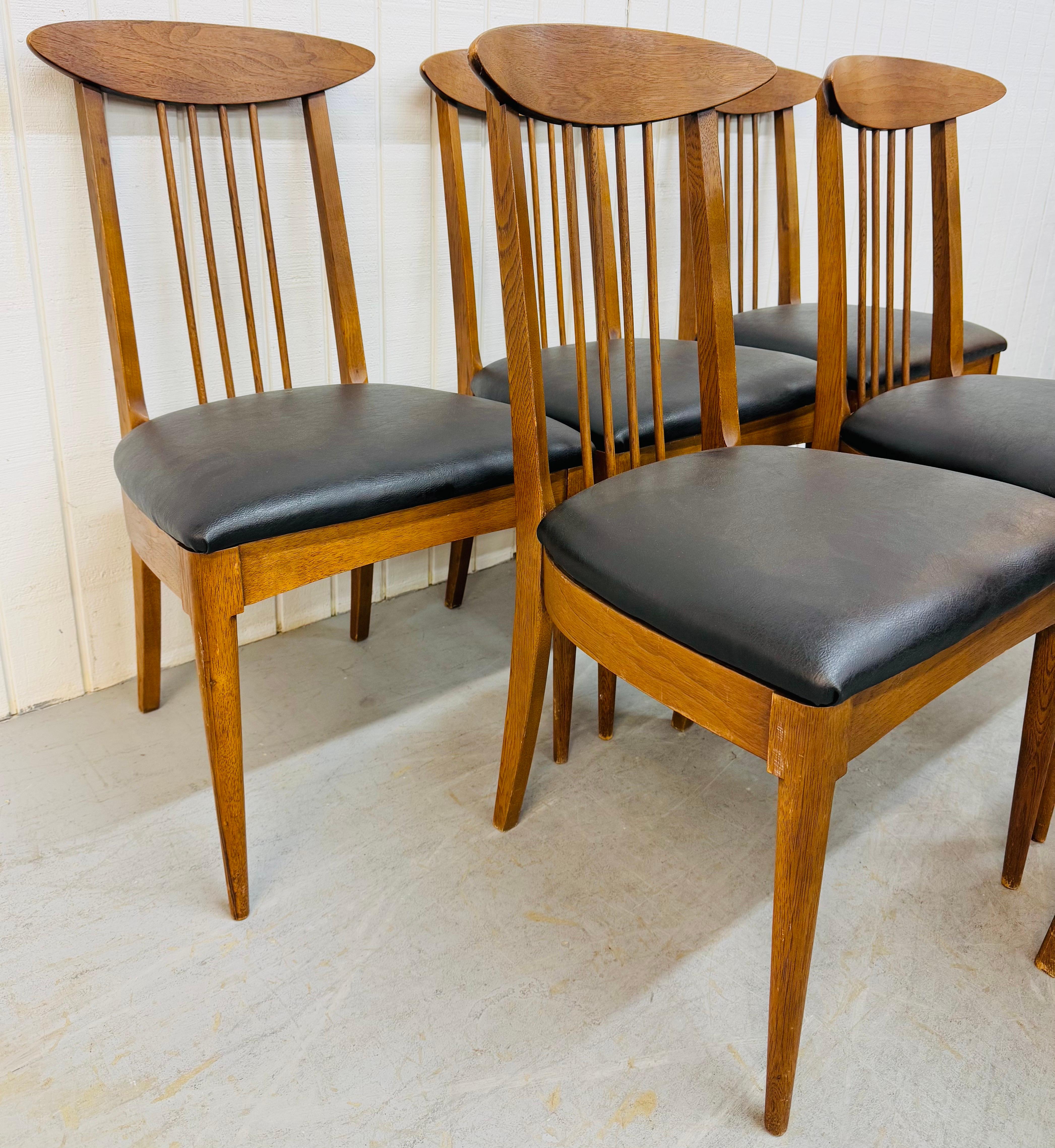Diese Auflistung ist für eine Reihe von sechs Mid-Century Modern Broyhill Sculptra Walnuss Esszimmerstühle. Ausgestattet mit einem Kammrücken, einem Sessel, fünf Beistellstühlen, modernen Beinen, neuen schwarzen Vinylpolstern und einer schönen