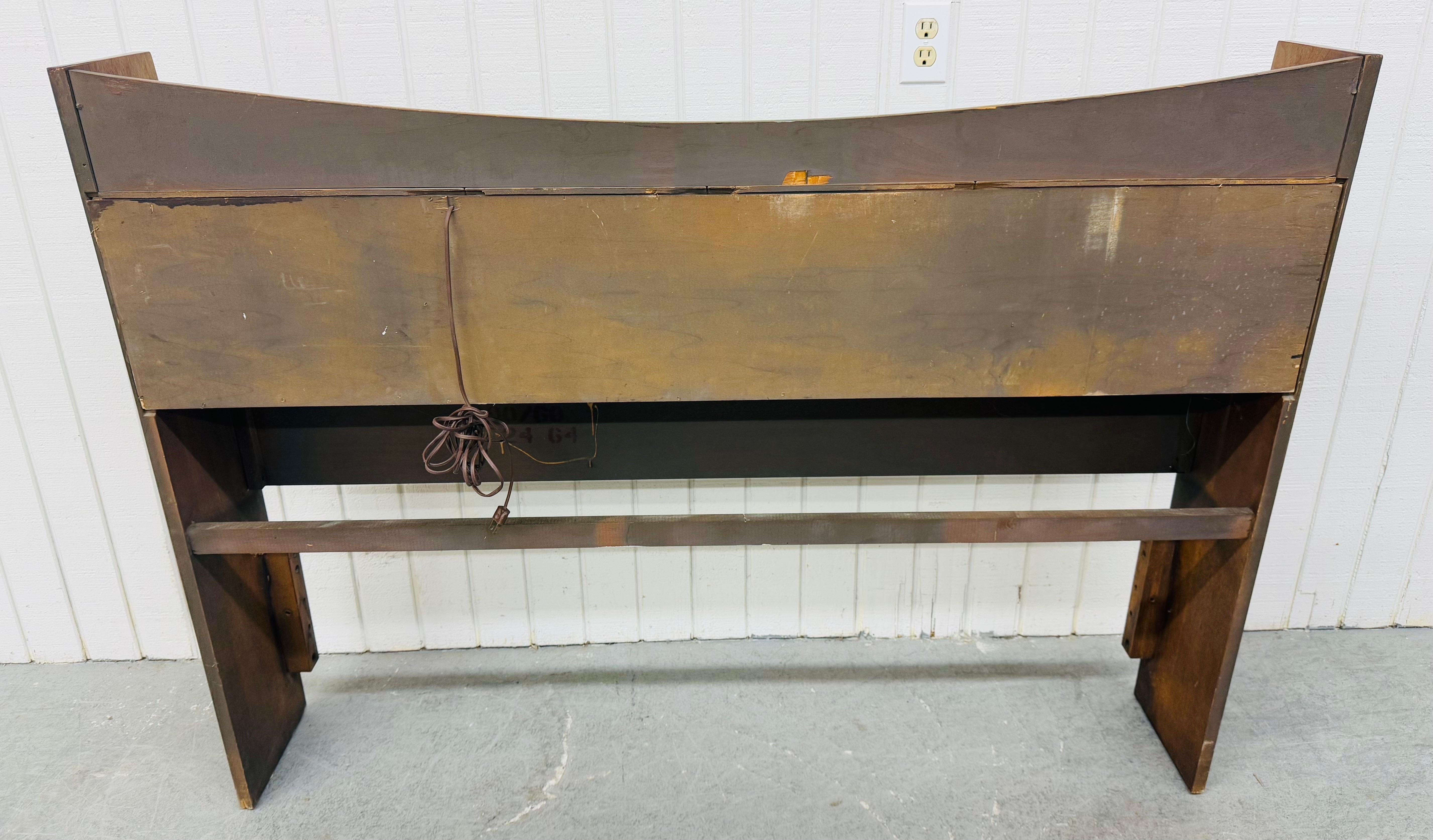 Mid-Century Modern Broyhill Sculptra Walnut Full Size Headboard In Good Condition For Sale In Clarksboro, NJ