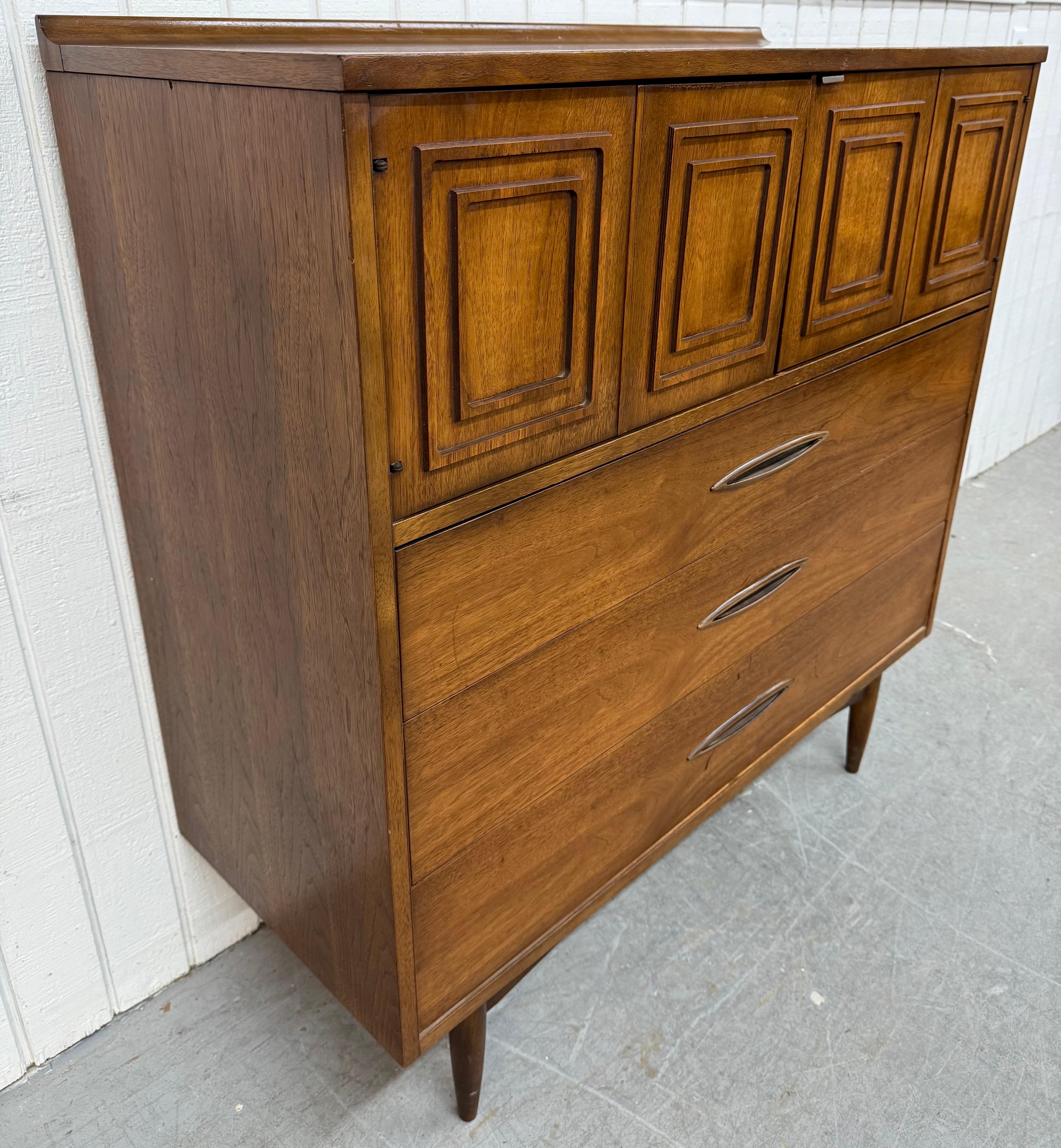 Questo annuncio si riferisce a una cassapanca Broyhill Sculptra Walnut di metà secolo. Caratterizzato da un design lineare, due ante che si aprono per creare uno spazio di archiviazione, tre cassetti con originali tiretti, gambe moderne e una