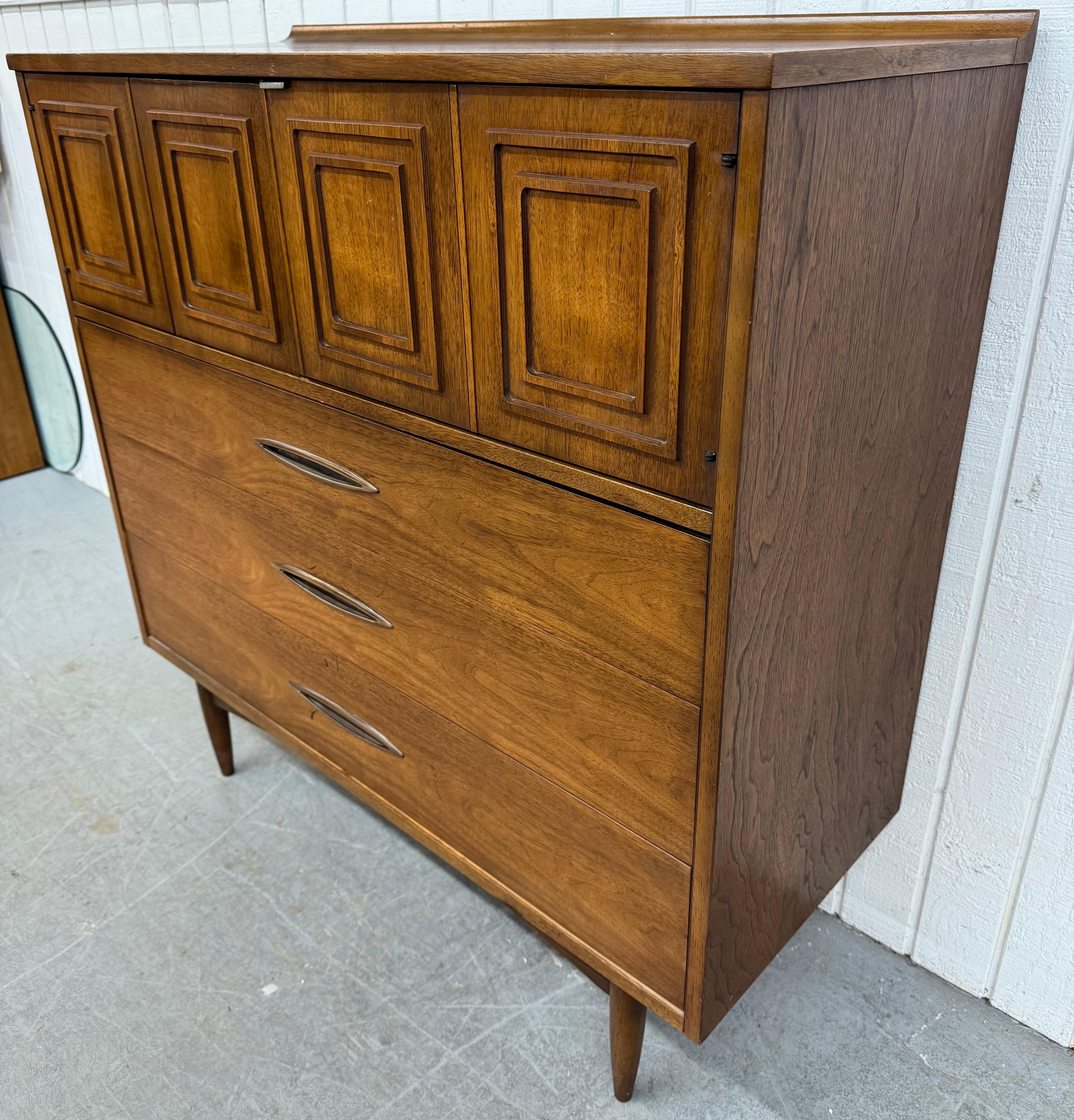 Mid-Century moderno Cassettone in noce Broyhill Sculptra, metà secolo moderno in vendita