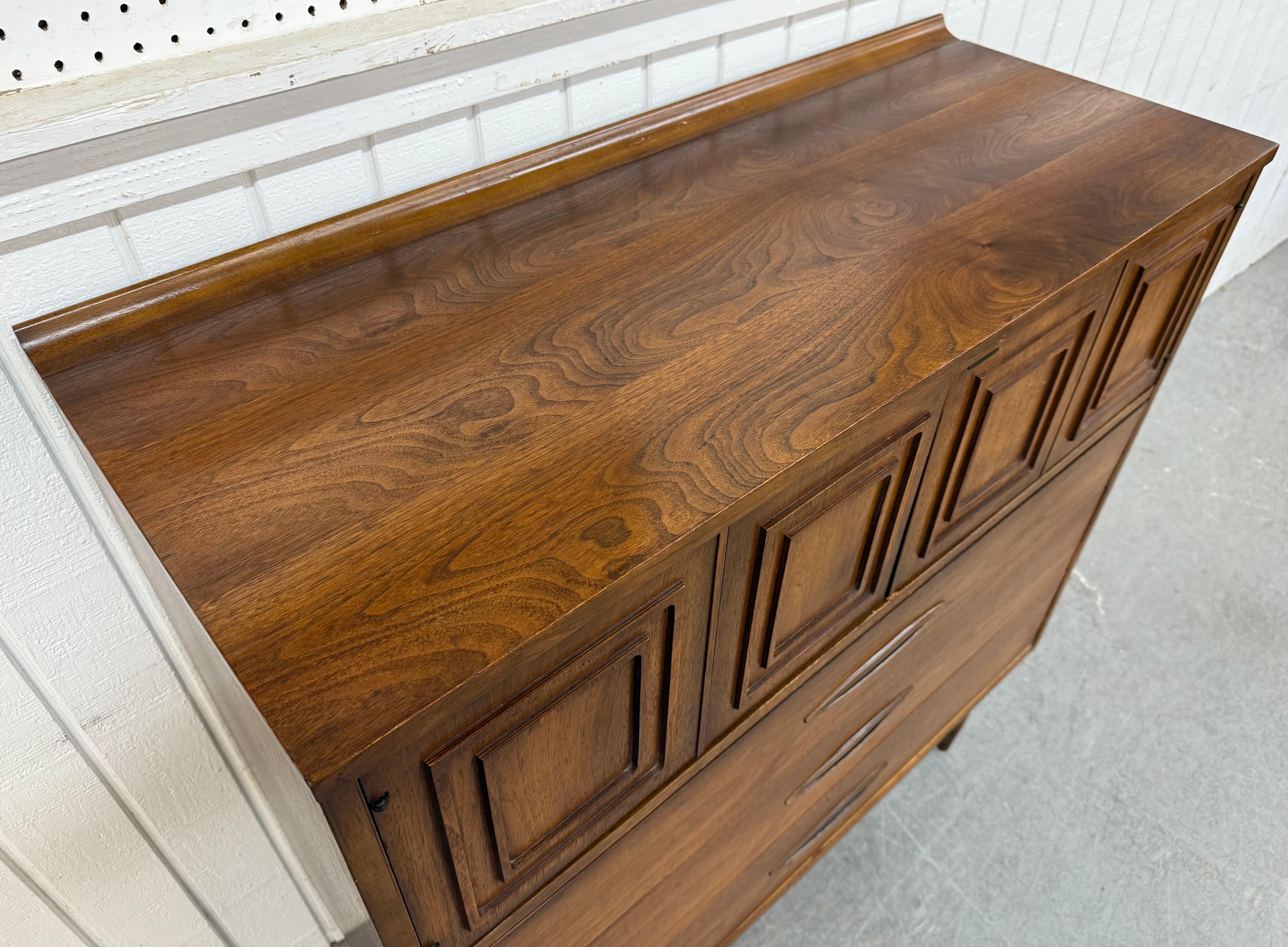 Americano Cassettone in noce Broyhill Sculptra, metà secolo moderno in vendita