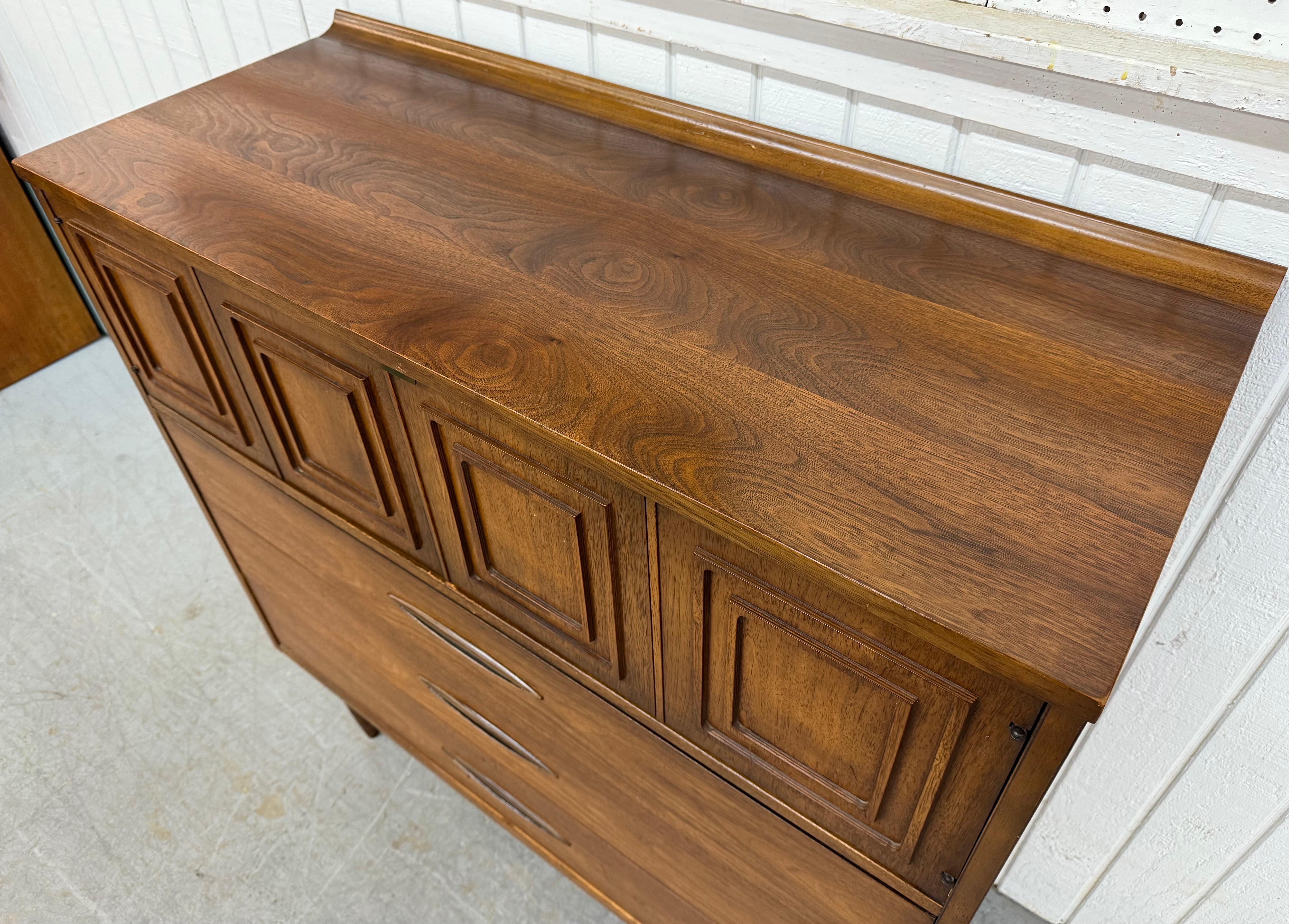 XX secolo Cassettone in noce Broyhill Sculptra, metà secolo moderno in vendita