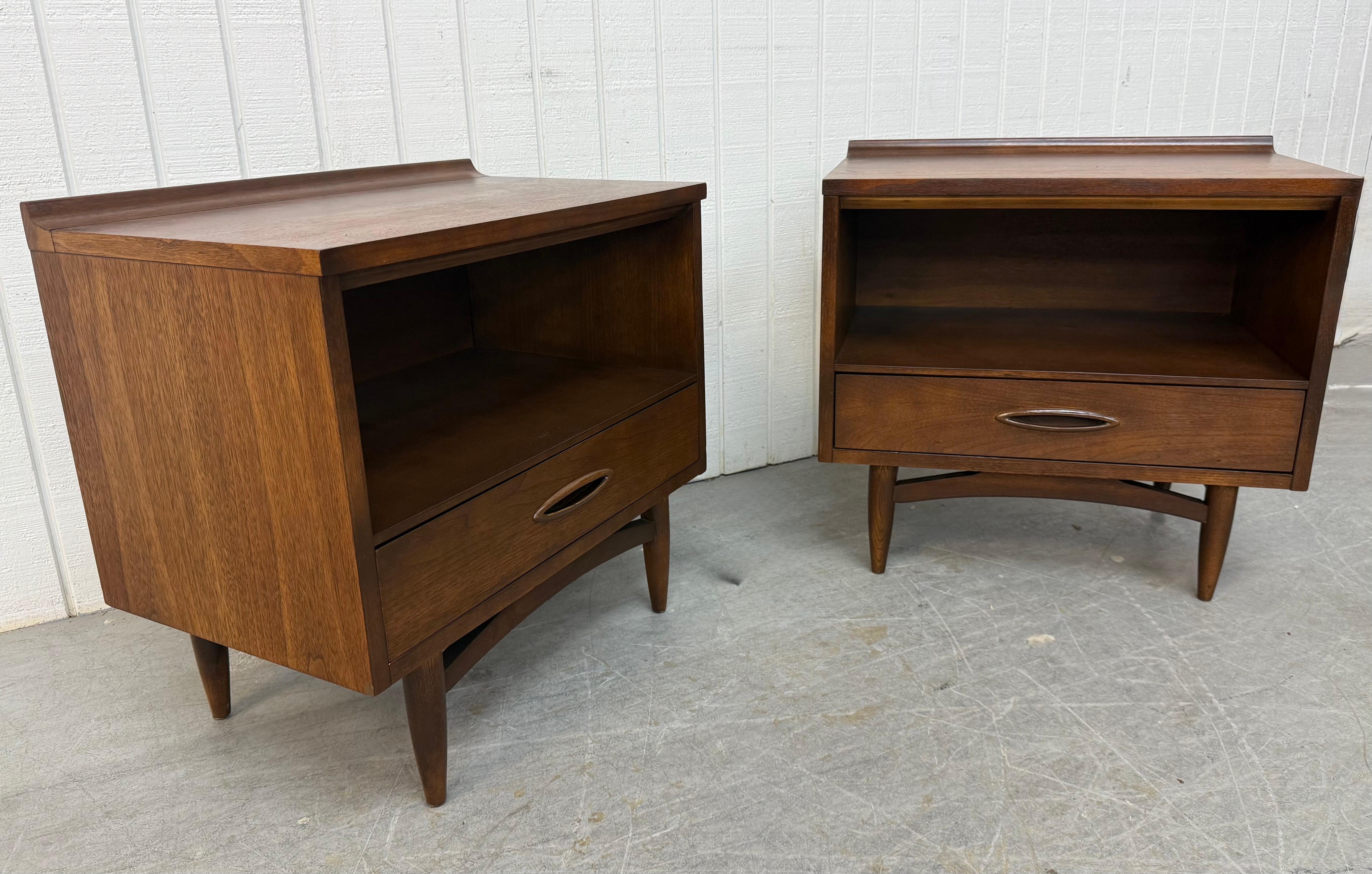 This listing is for a pair of Mid-Century Modern Broyhill Sculptra Walnut Nightstands. Featuring a straight line design, single drawer, open storage space, modern legs, and a walnut finish. This is an exceptional combination of quality and MCM