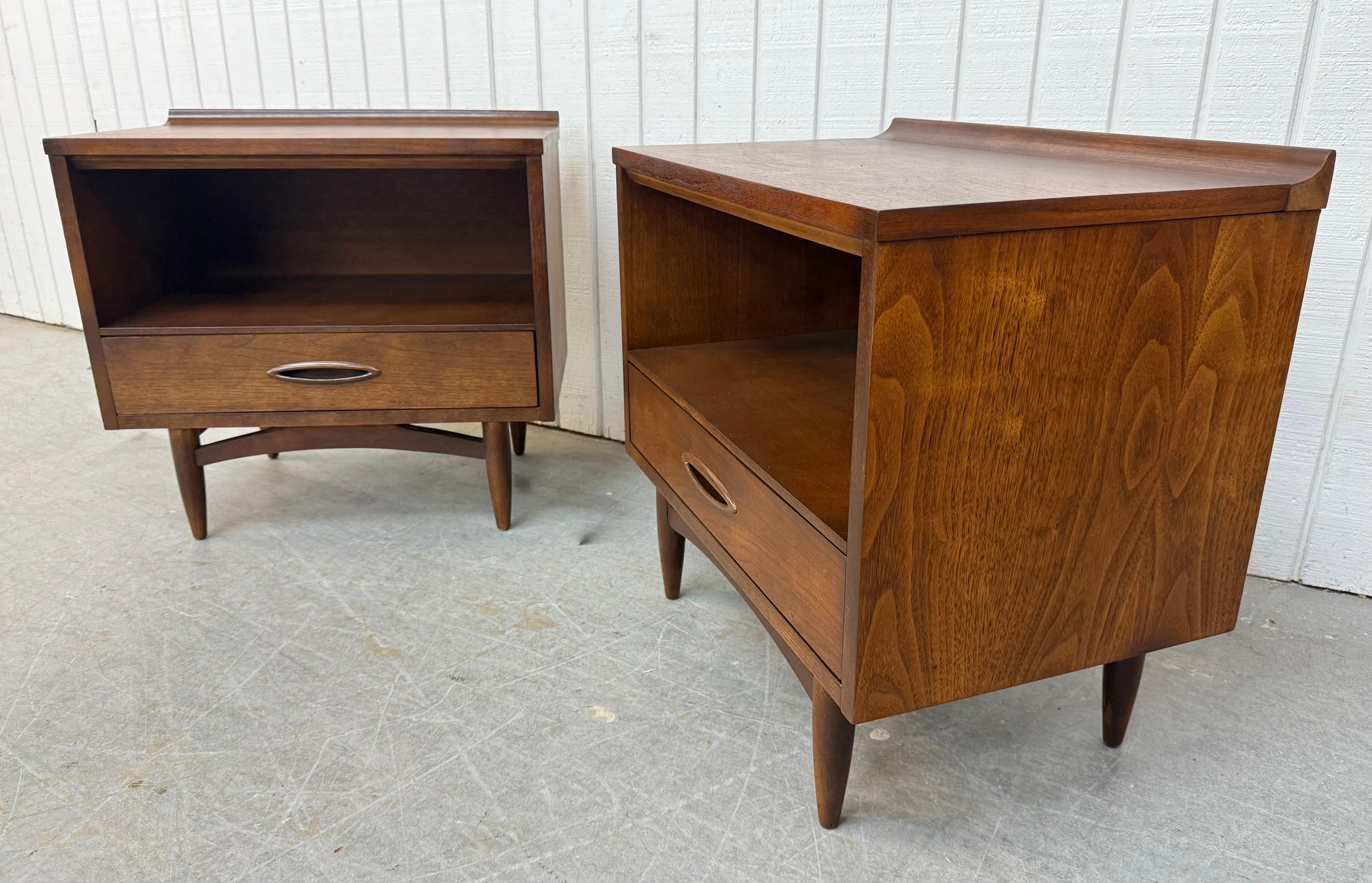 American Mid-Century Modern Broyhill Sculptra Walnut Nightstands - Set of 2