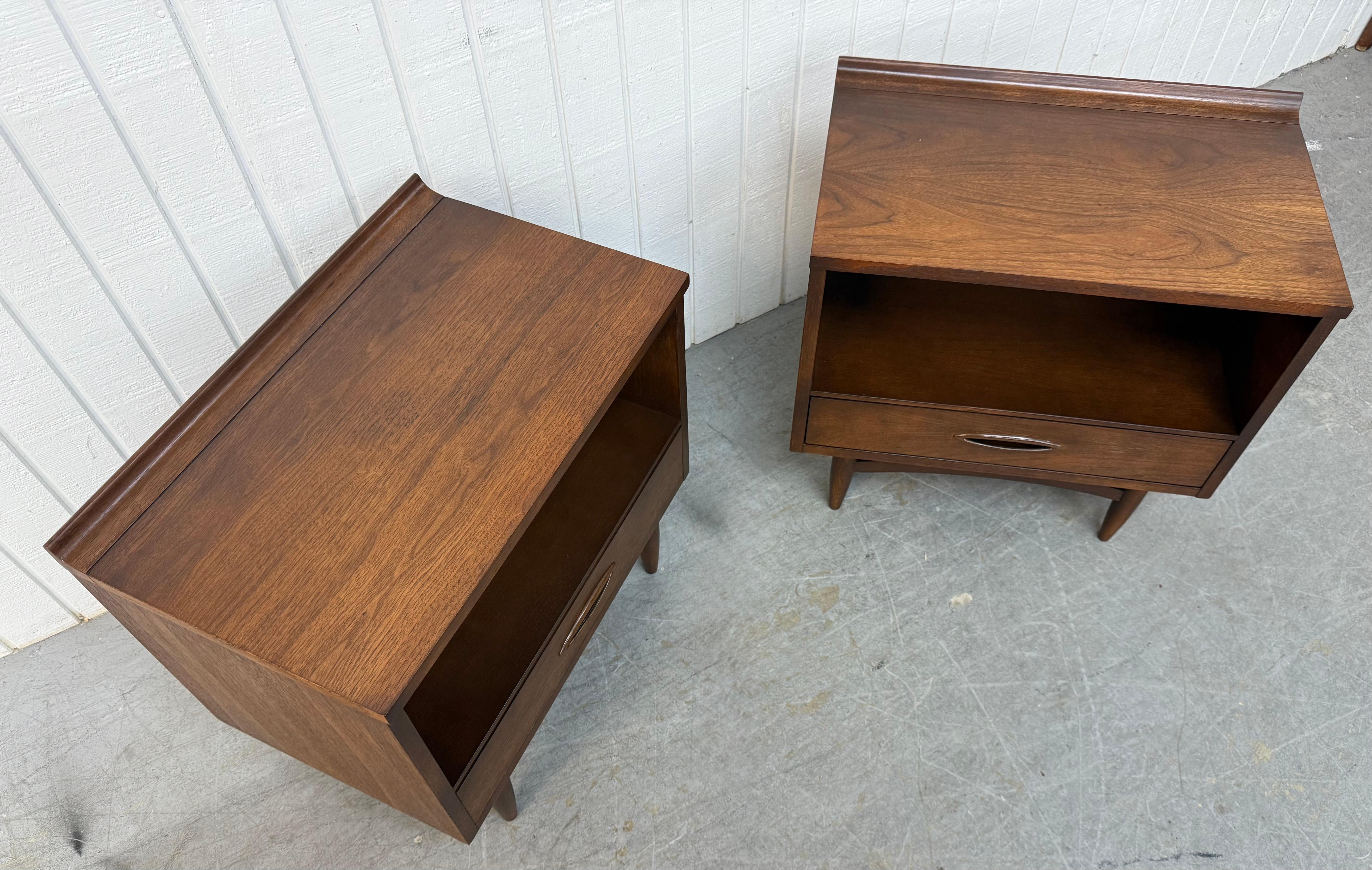 Mid-Century Modern Broyhill Sculptra Walnut Nightstands - Set of 2 In Good Condition In Clarksboro, NJ