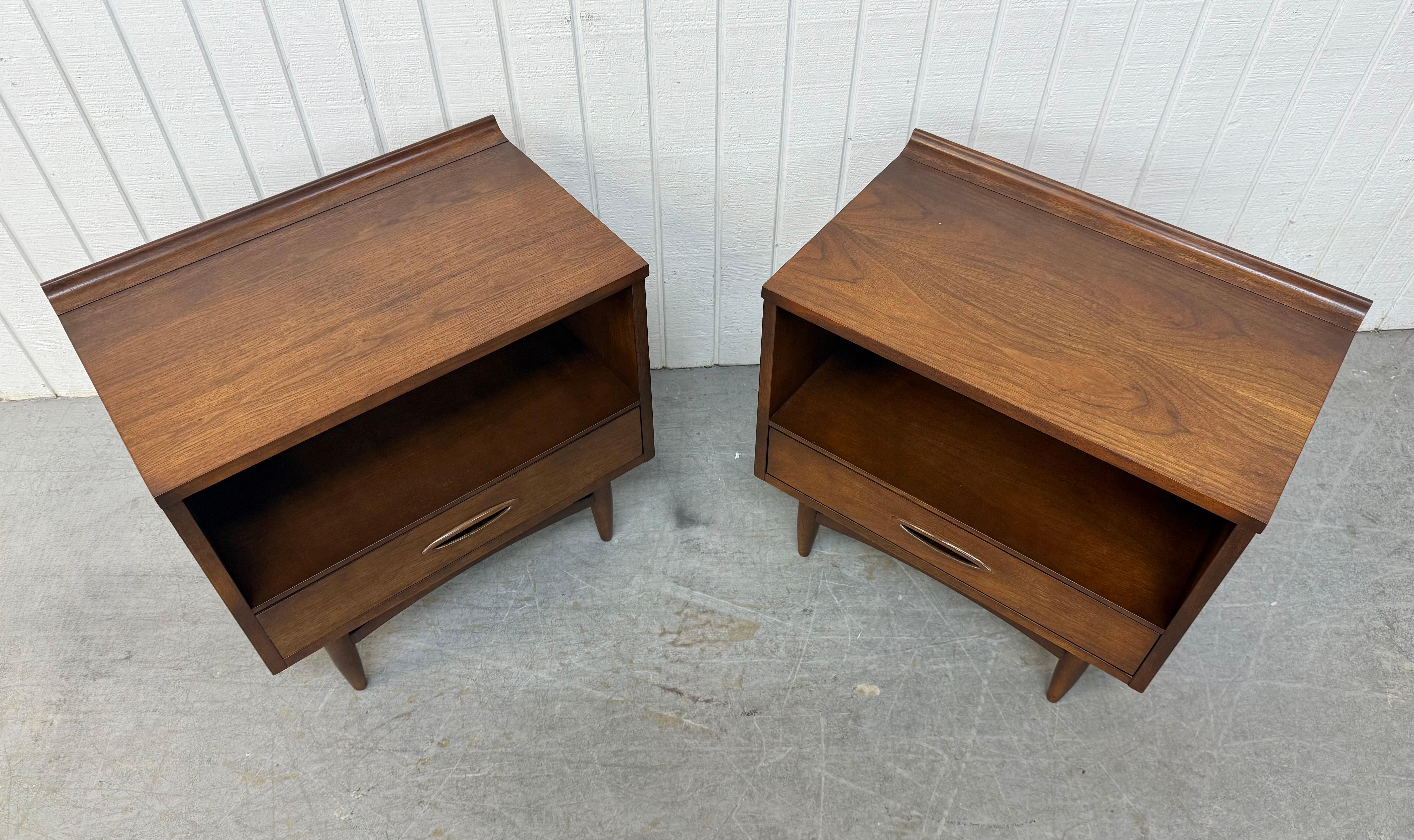 20th Century Mid-Century Modern Broyhill Sculptra Walnut Nightstands - Set of 2