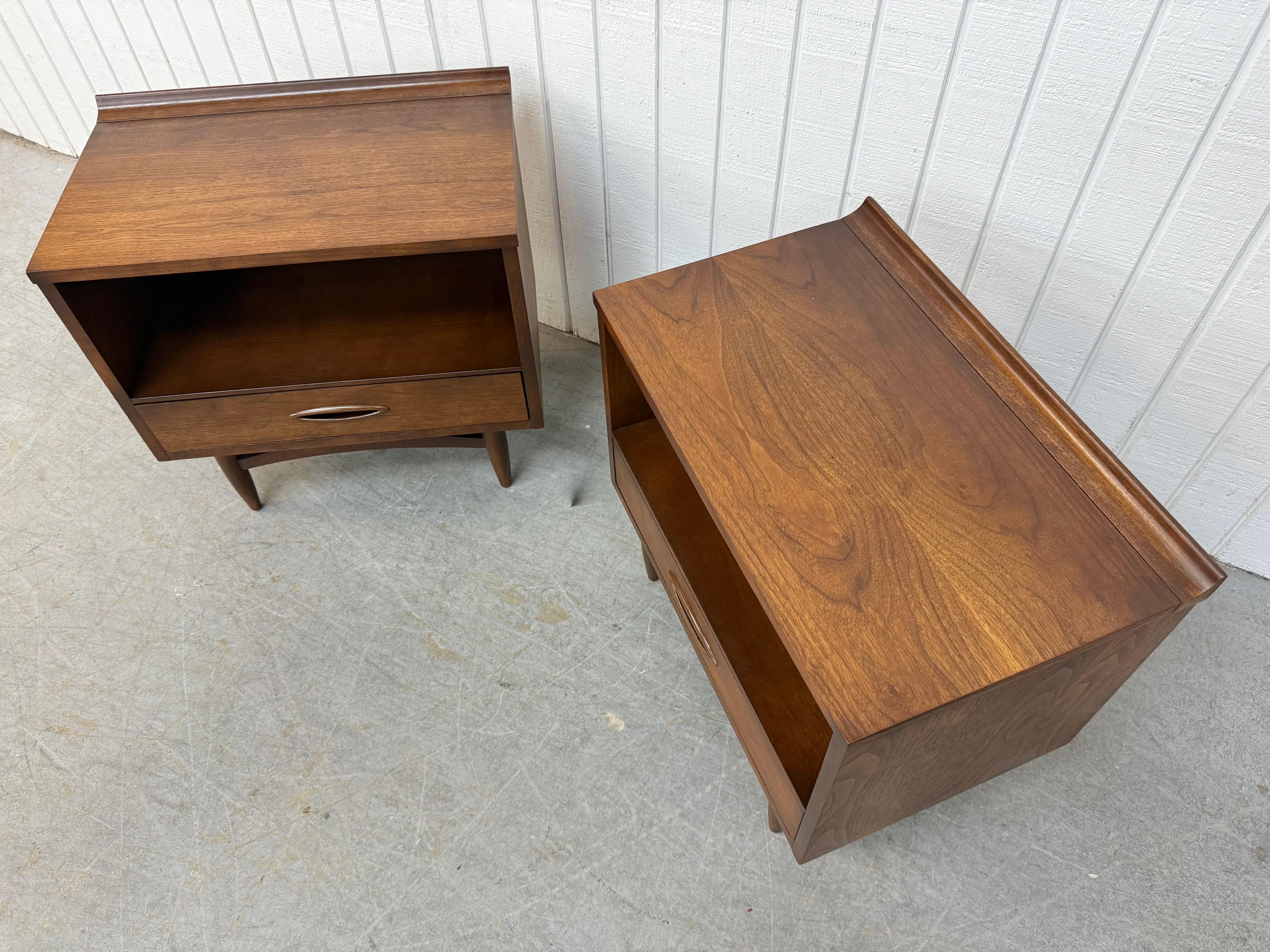 Wood Mid-Century Modern Broyhill Sculptra Walnut Nightstands - Set of 2
