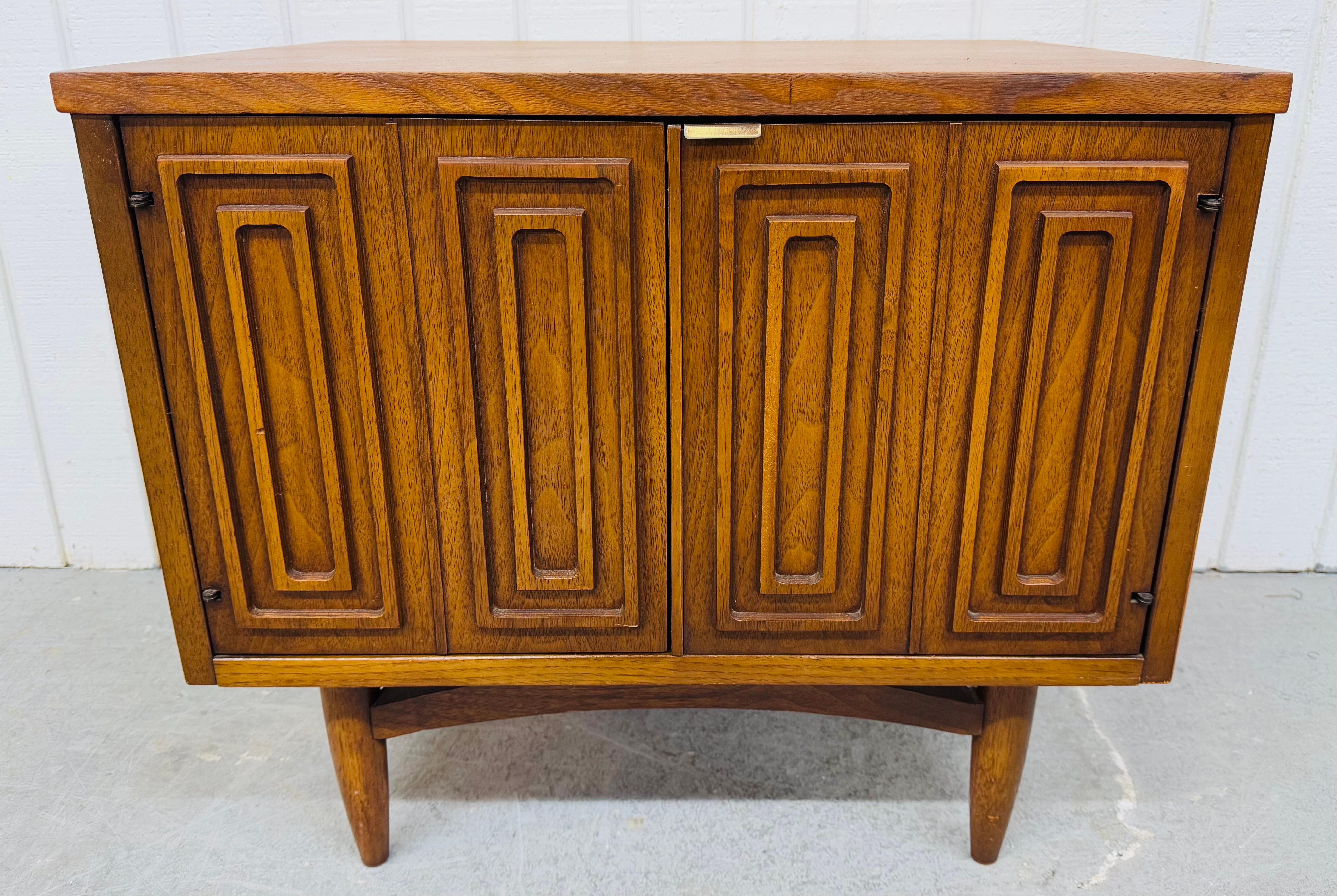 Mid-Century Modern Broyhill Sculptra Walnut Nightstands - Set of 2 For Sale 1