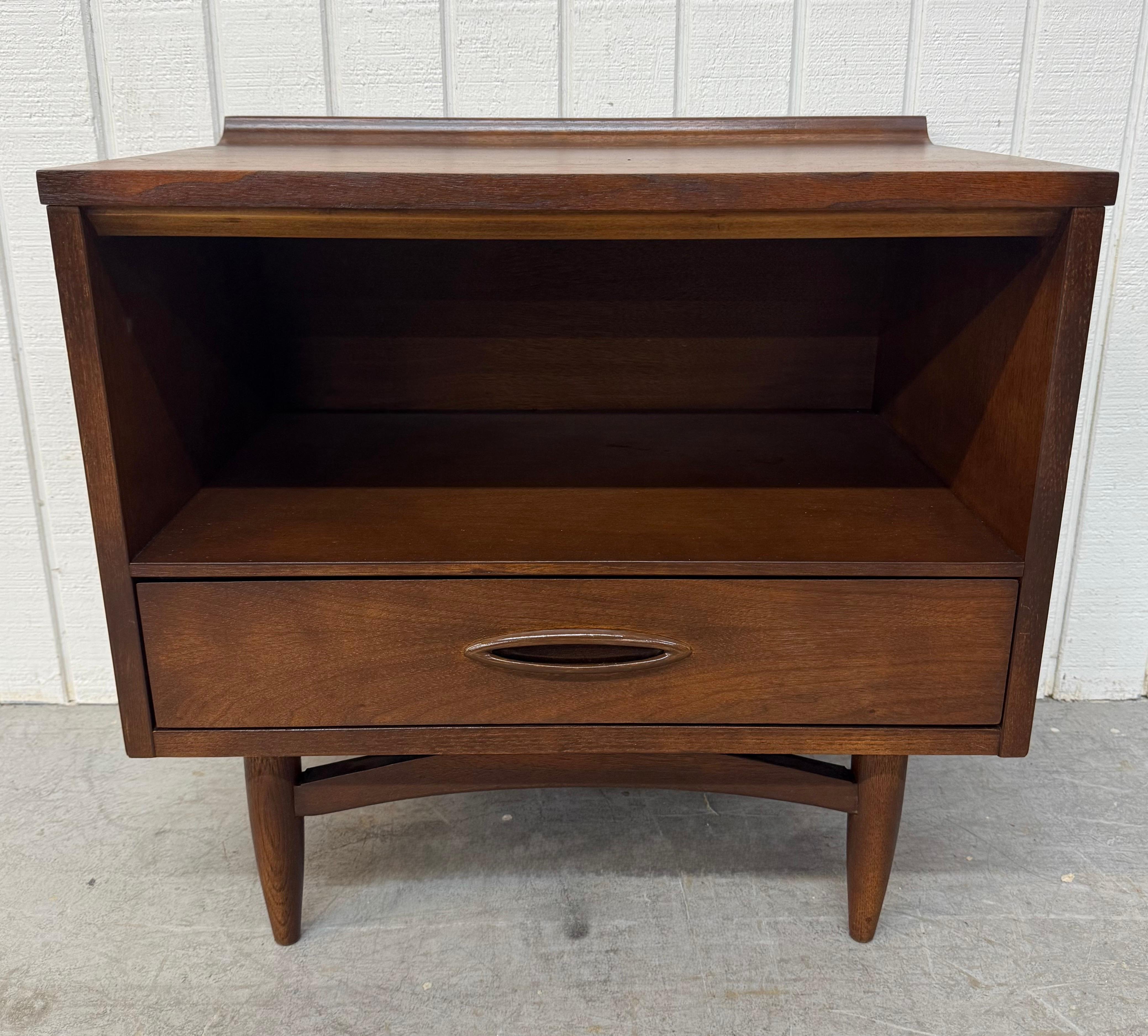 Mid-Century Modern Broyhill Sculptra Walnut Nightstands - Set of 2 1