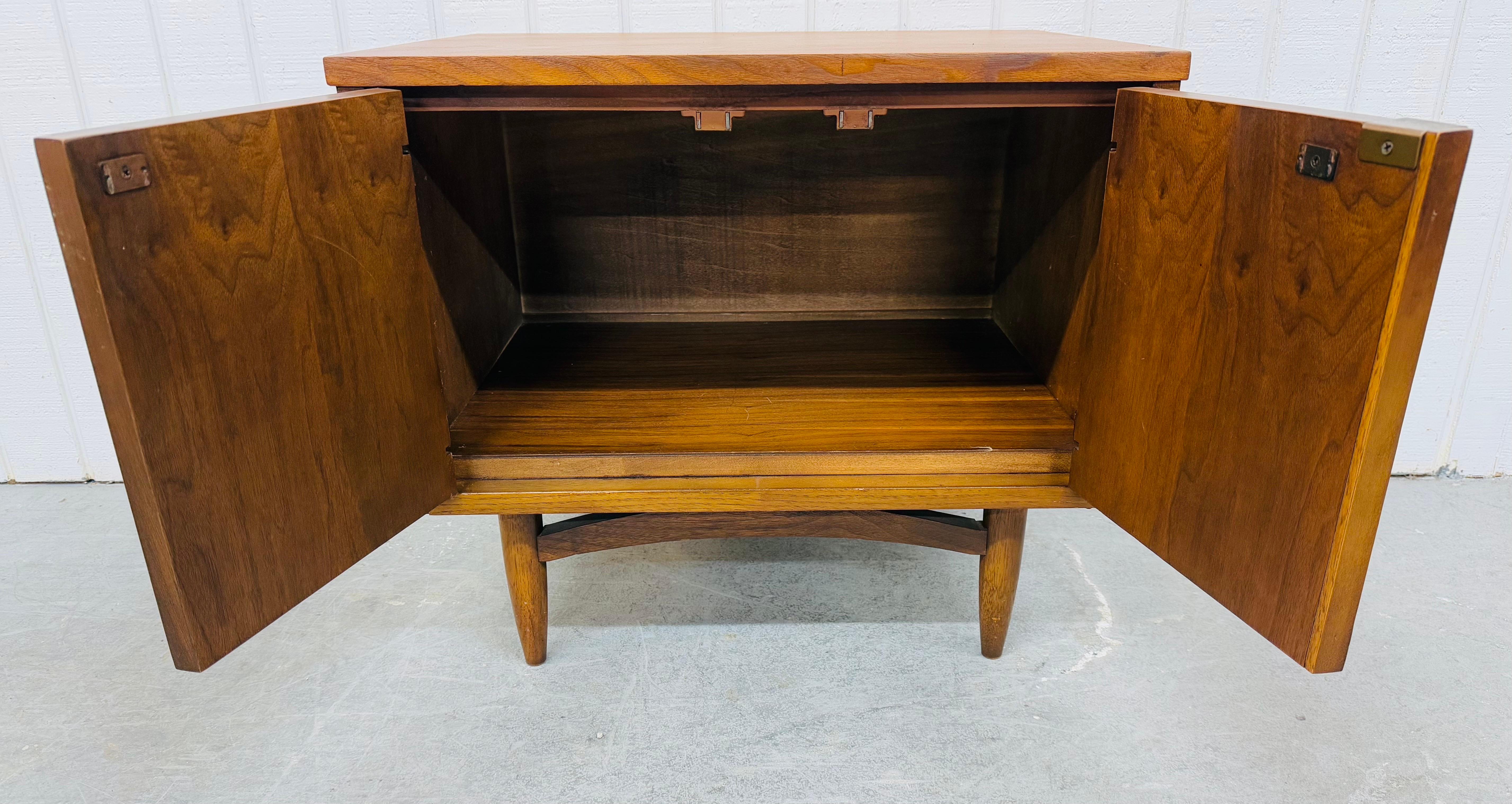 Mid-Century Modern Broyhill Sculptra Walnut Nightstands - Set of 2 For Sale 2