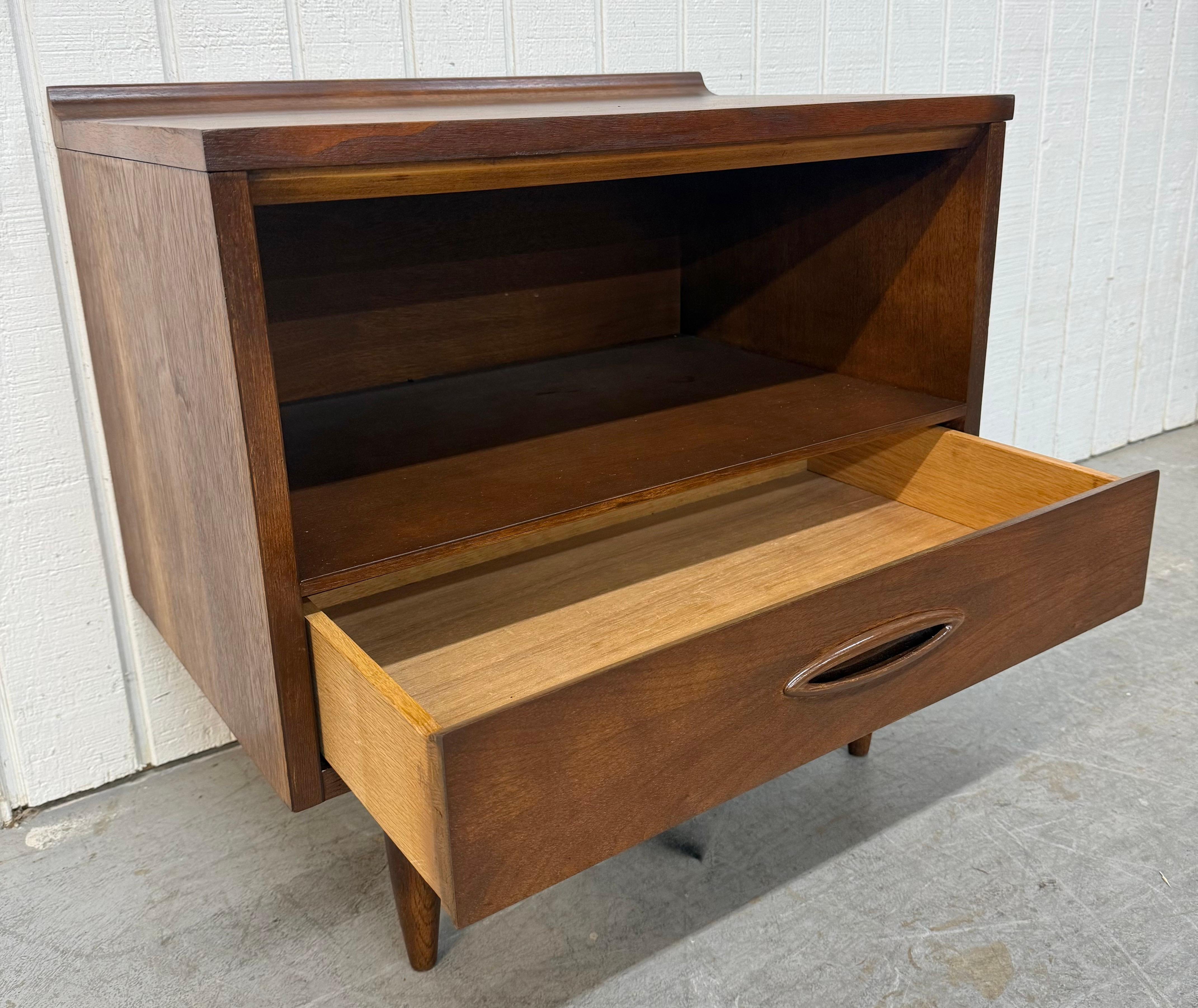 Mid-Century Modern Broyhill Sculptra Walnut Nightstands - Set of 2 2