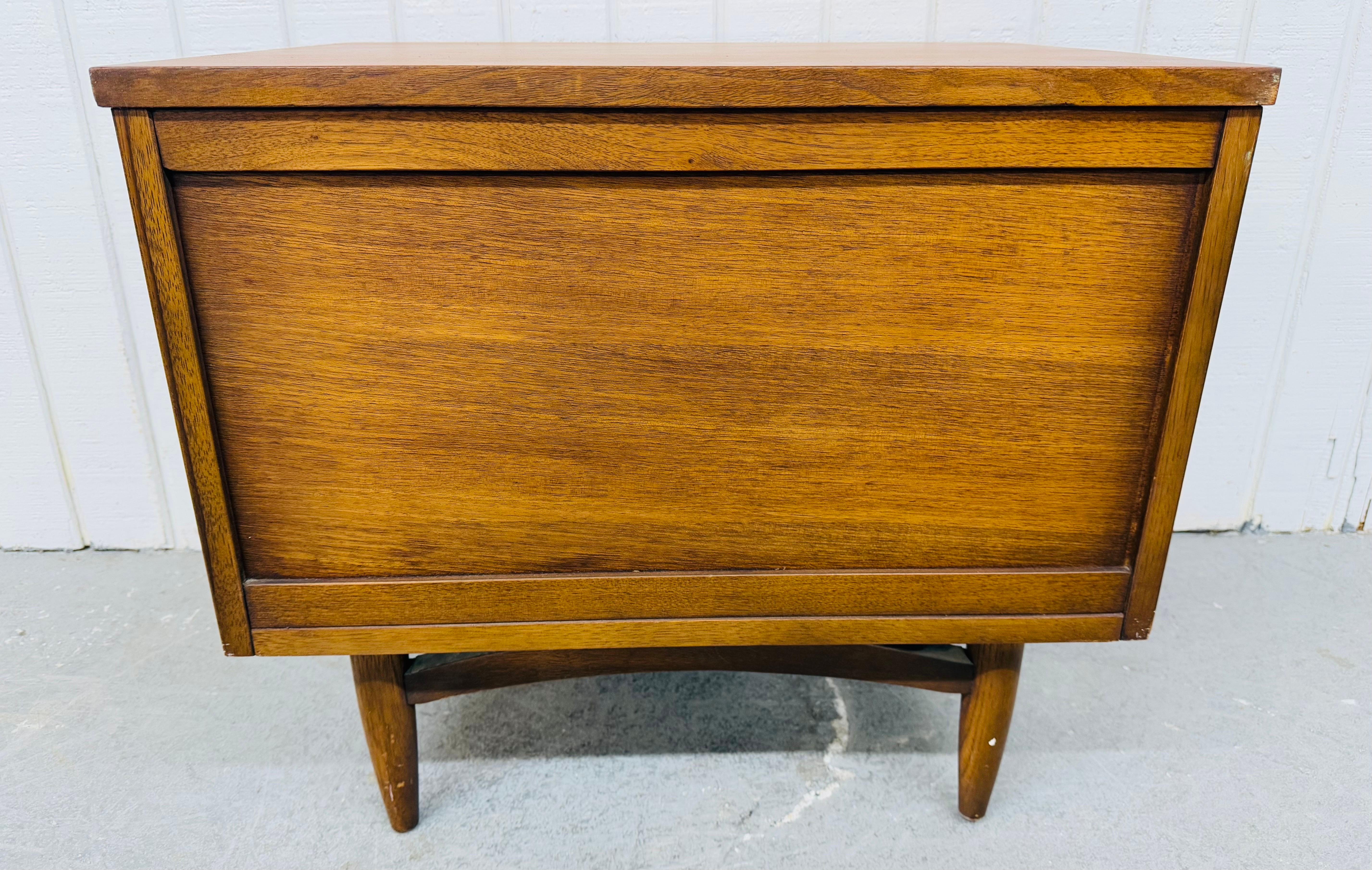 Mid-Century Modern Broyhill Sculptra Walnut Nightstands - Set of 2 For Sale 3