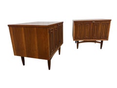 Broyhill Sculptra Nachttische im Mid-Century-Modern-Stil aus Walnussholz – 2er-Set – restauriert!