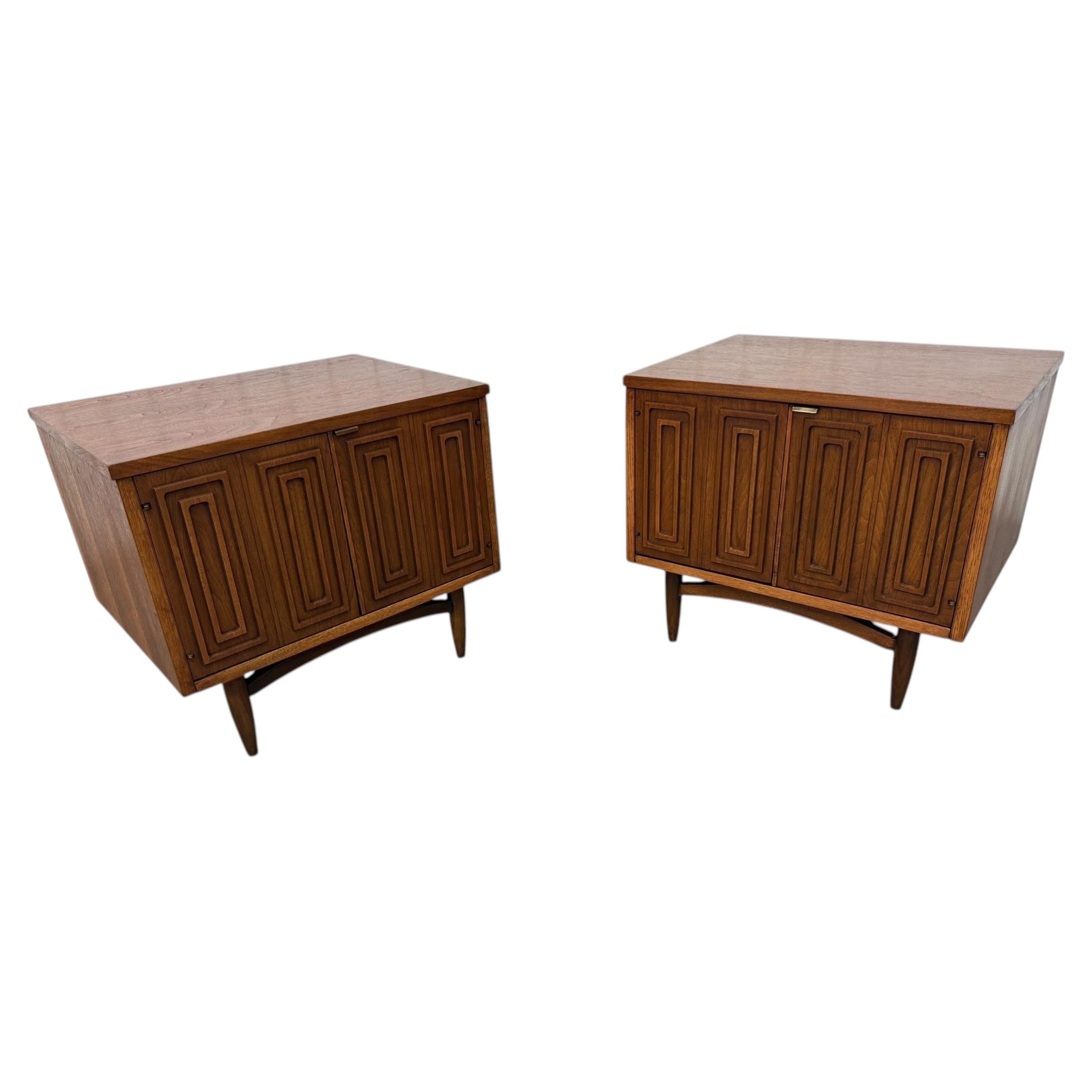 Tables de chevet Broyhill Sculptra en noyer, style « Mid-Century Modern » - Lot de 2 - Remises à neuf !