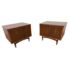 Broyhill Sculptra Nachttische im Mid-Century-Modern-Stil aus Walnussholz – 2er-Set – restauriert!